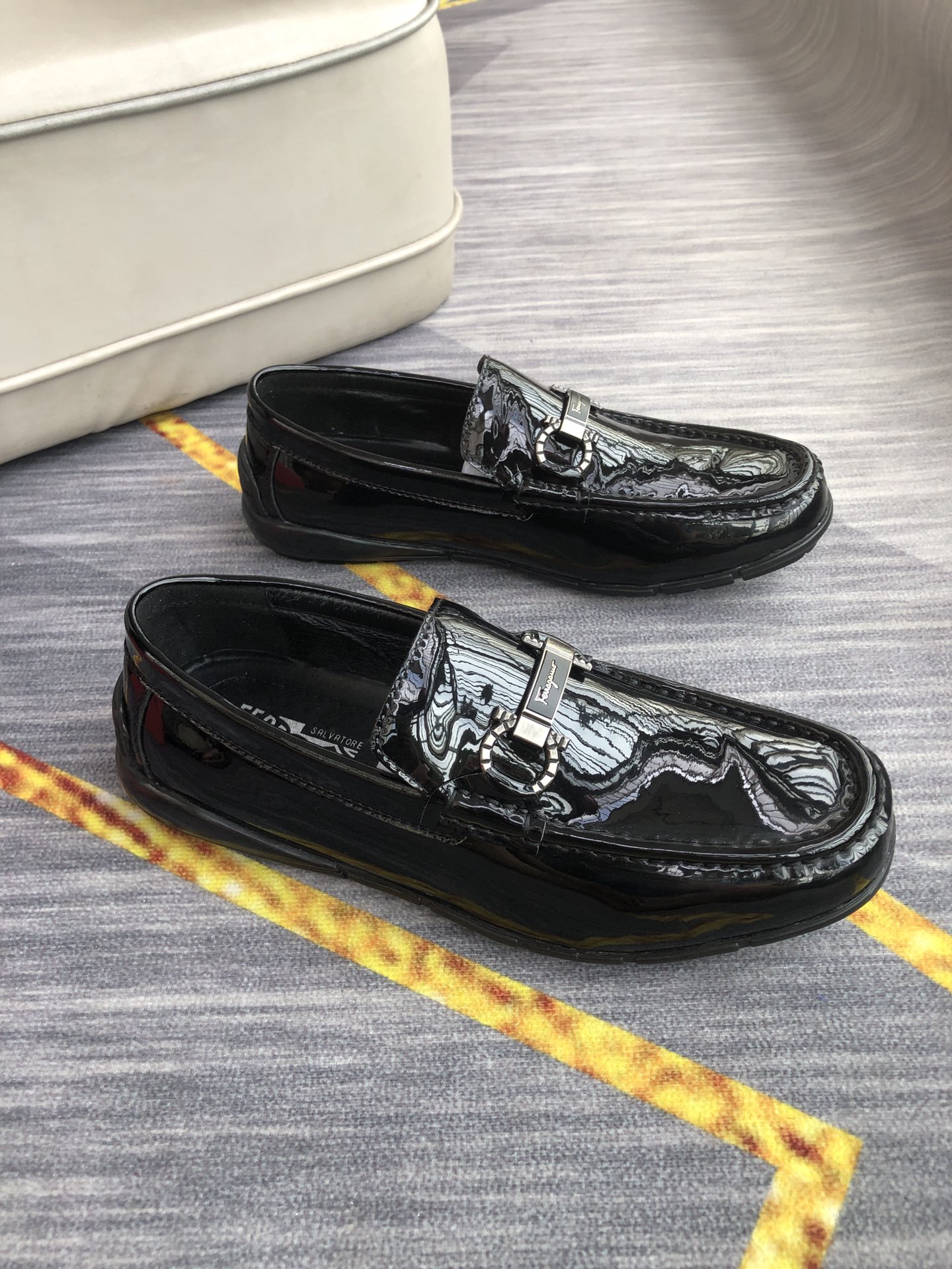 J0 Ferragamo 菲拉格慕 休闲皮鞋,一脚蹬休闲豆豆鞋.鞋面进口牛漆皮,舒适透气,头层牛皮内里垫脚,更好的包裹双脚.买它买它买它 完美鞋楦,时尚帅气,上脚舒服, 商务休闲两相宜. 码数：38-44.45定做不退换