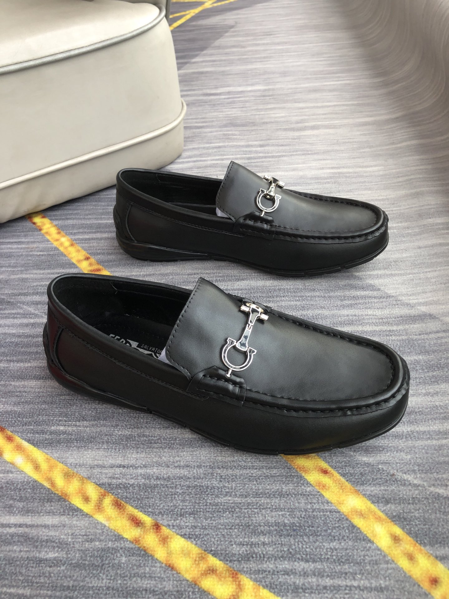 J0 Ferragamo 菲拉格慕 休闲皮鞋,一脚蹬休闲豆豆鞋.鞋面进口牛皮,舒适透气,头层牛皮内里垫脚,更好的包裹双脚.买它买它买它 完美鞋楦,时尚帅气,上脚舒服, 商务休闲两相宜. 码数：38-44.45定做不退换