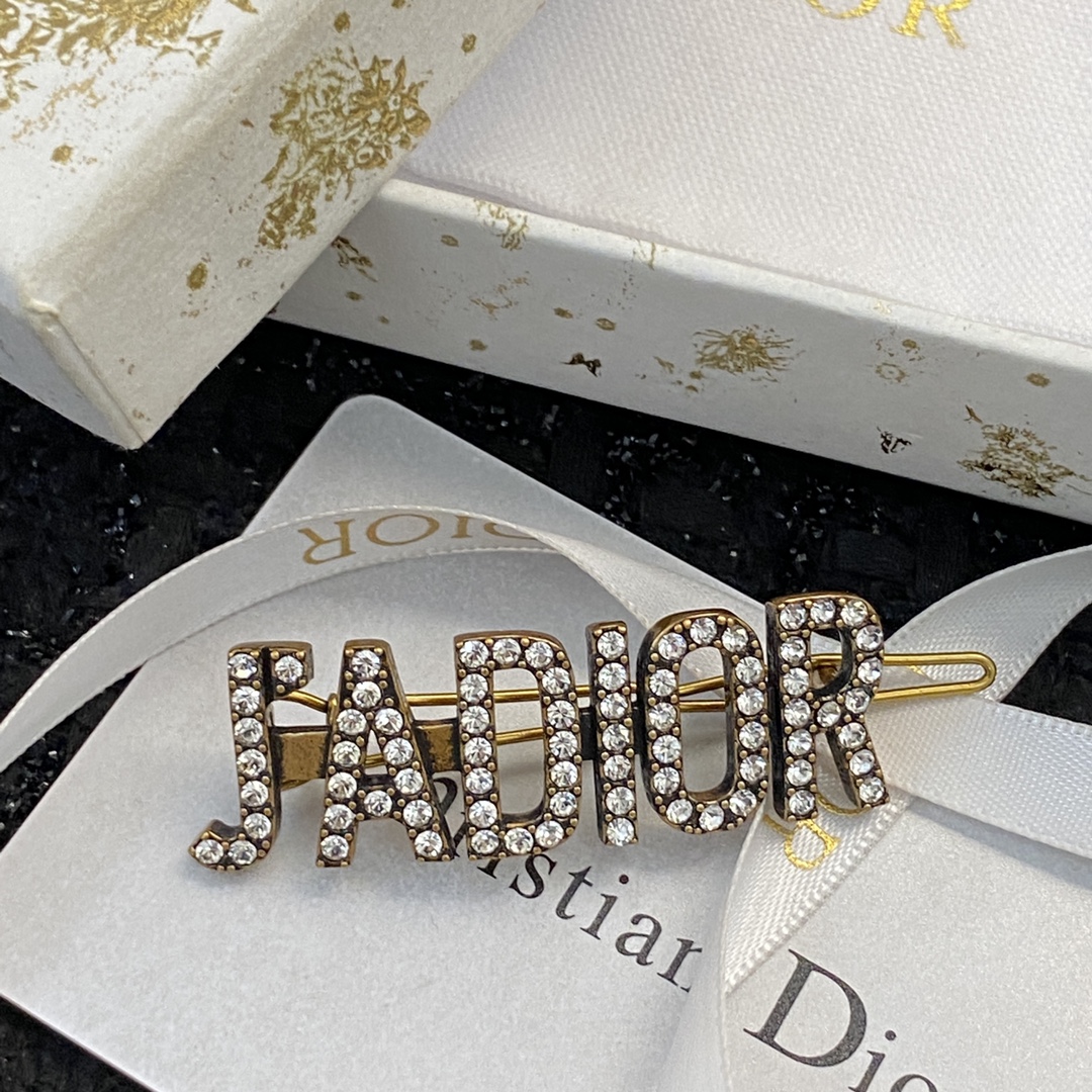 ❤️85包邮/原单代购级别
编码H298  
🛍【Dior迪奥】经典热销款🤑🤑
🛍超火爆的一款发夹🎀
🛍金属质感超佳👍同步专柜‼韩范味道十足🤩各路网红明星同款🤟夏天不想披头散发又想美美的那就别说了必须买买买💰小仙女必备款😉