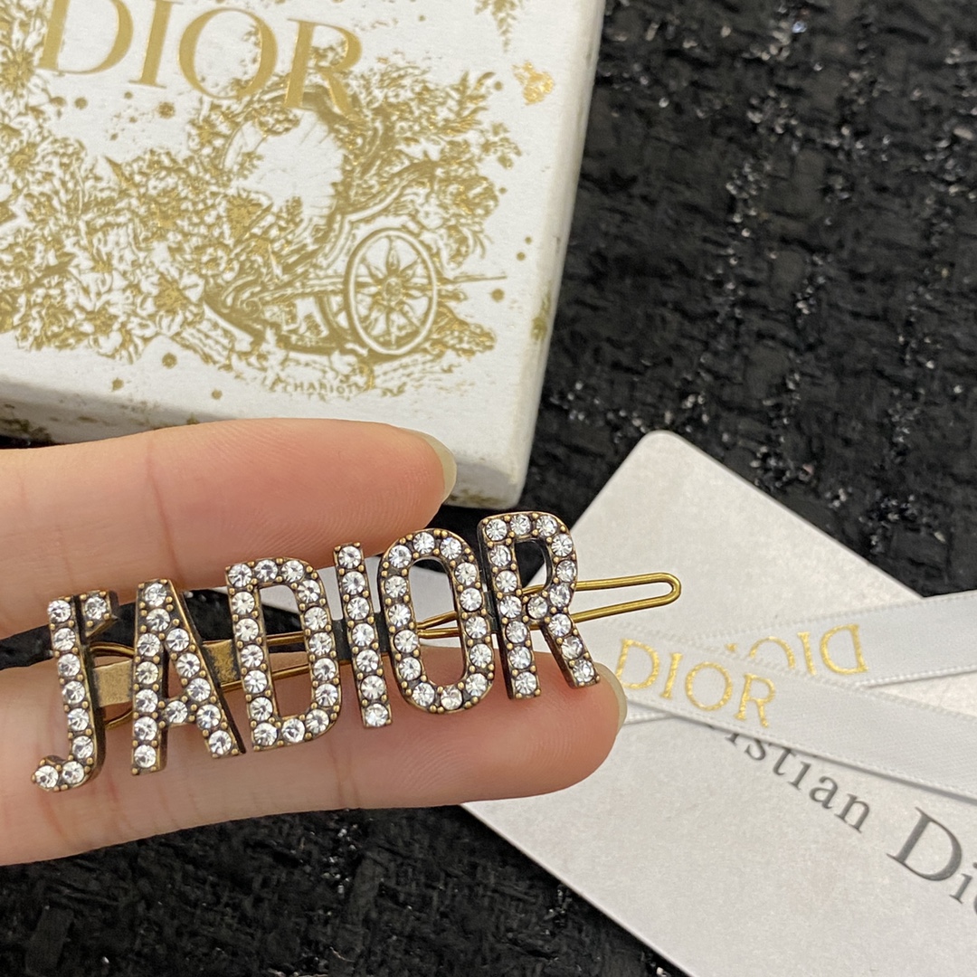 ❤️85包邮/原单代购级别
编码H298  
🛍【Dior迪奥】经典热销款🤑🤑
🛍超火爆的一款发夹🎀
🛍金属质感超佳👍同步专柜‼韩范味道十足🤩各路网红明星同款🤟夏天不想披头散发又想美美的那就别说了必须买买买💰小仙女必备款😉