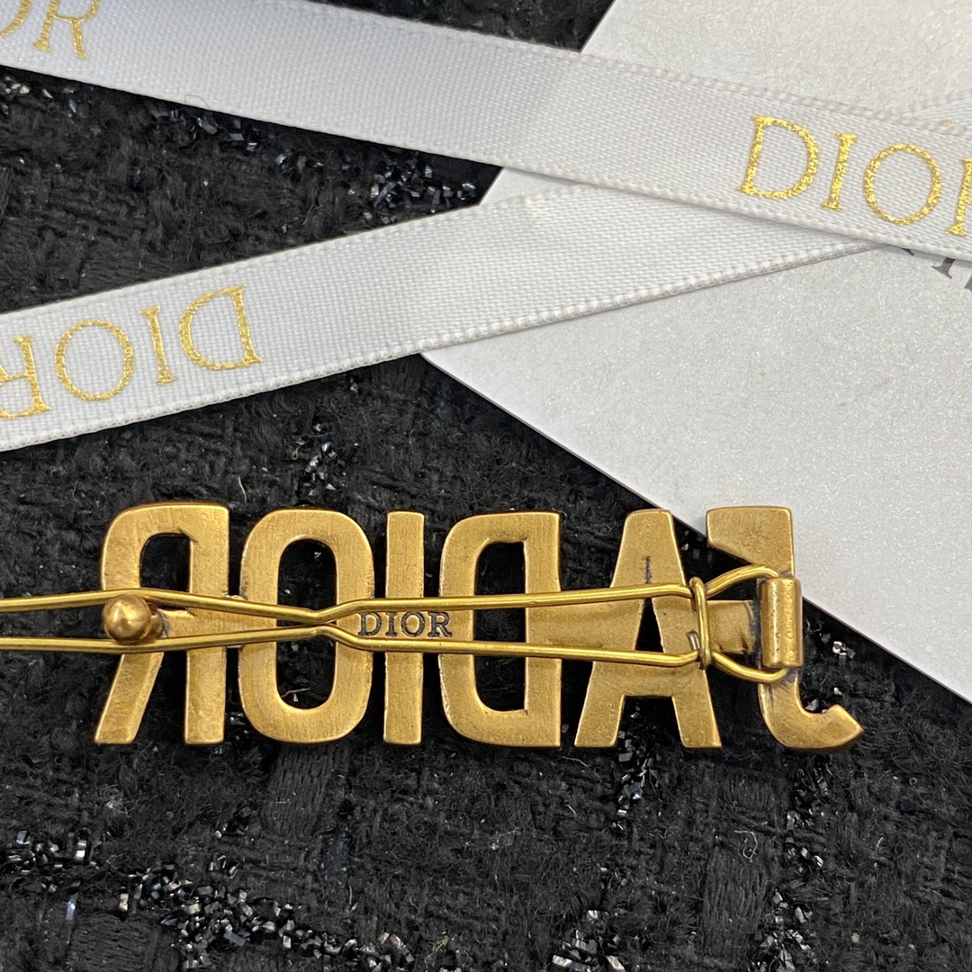 ❤️85包邮/原单代购级别
编码H298  
🛍【Dior迪奥】经典热销款🤑🤑
🛍超火爆的一款发夹🎀
🛍金属质感超佳👍同步专柜‼韩范味道十足🤩各路网红明星同款🤟夏天不想披头散发又想美美的那就别说了必须买买买💰小仙女必备款😉