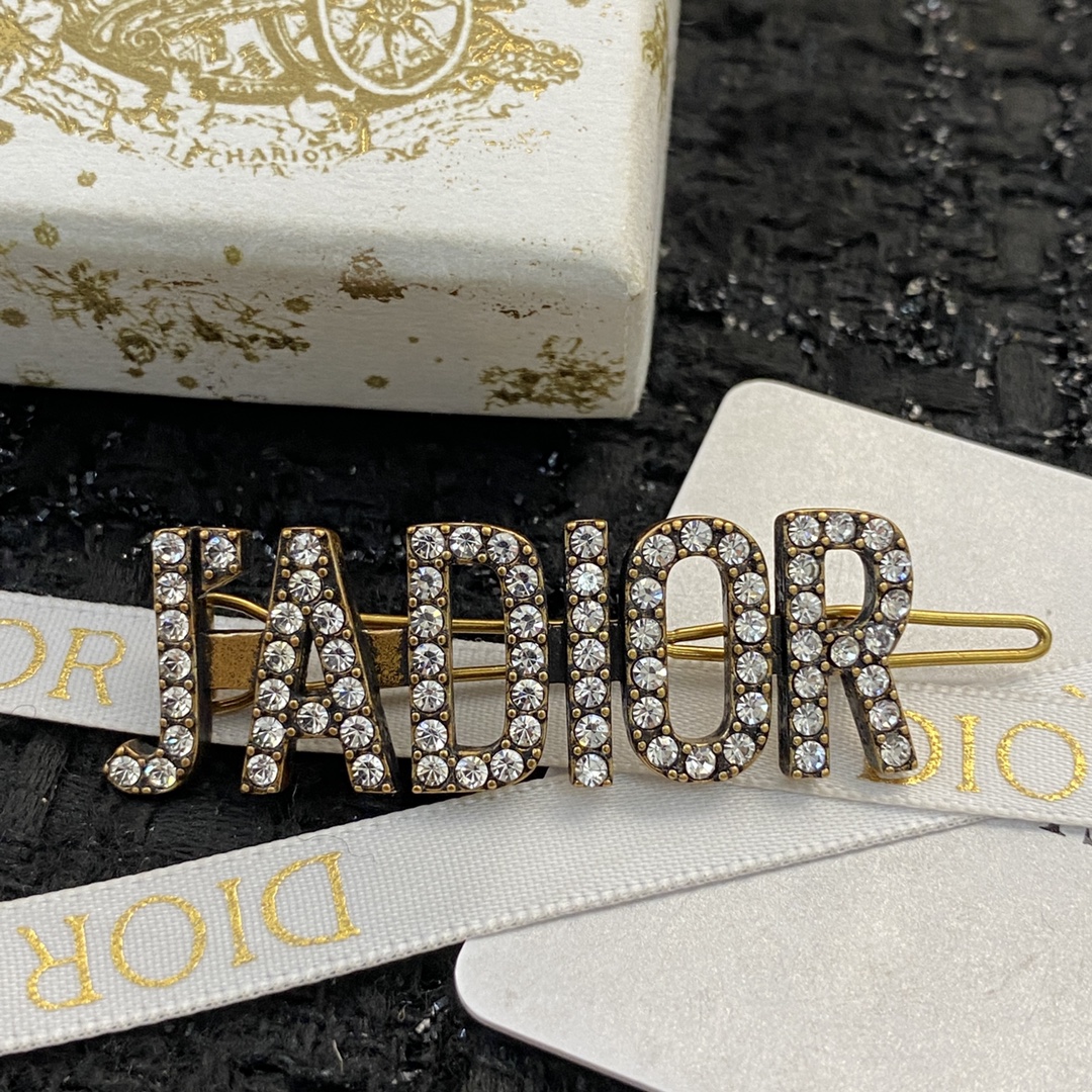 ❤️85包邮/原单代购级别
编码H298  
🛍【Dior迪奥】经典热销款🤑🤑
🛍超火爆的一款发夹🎀
🛍金属质感超佳👍同步专柜‼韩范味道十足🤩各路网红明星同款🤟夏天不想披头散发又想美美的那就别说了必须买买买💰小仙女必备款😉