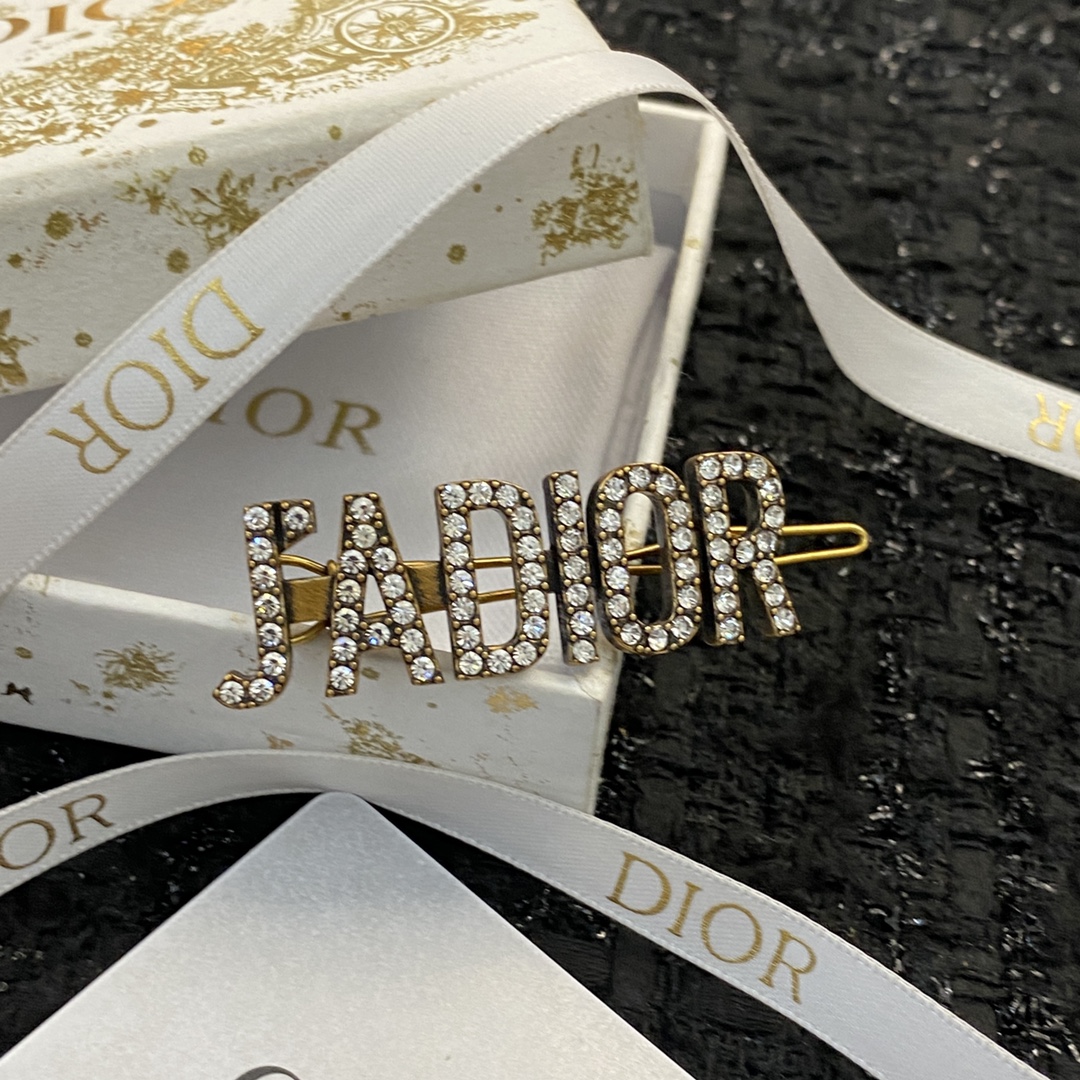 ❤️85包邮/原单代购级别
编码H298  
🛍【Dior迪奥】经典热销款🤑🤑
🛍超火爆的一款发夹🎀
🛍金属质感超佳👍同步专柜‼韩范味道十足🤩各路网红明星同款🤟夏天不想披头散发又想美美的那就别说了必须买买买💰小仙女必备款😉