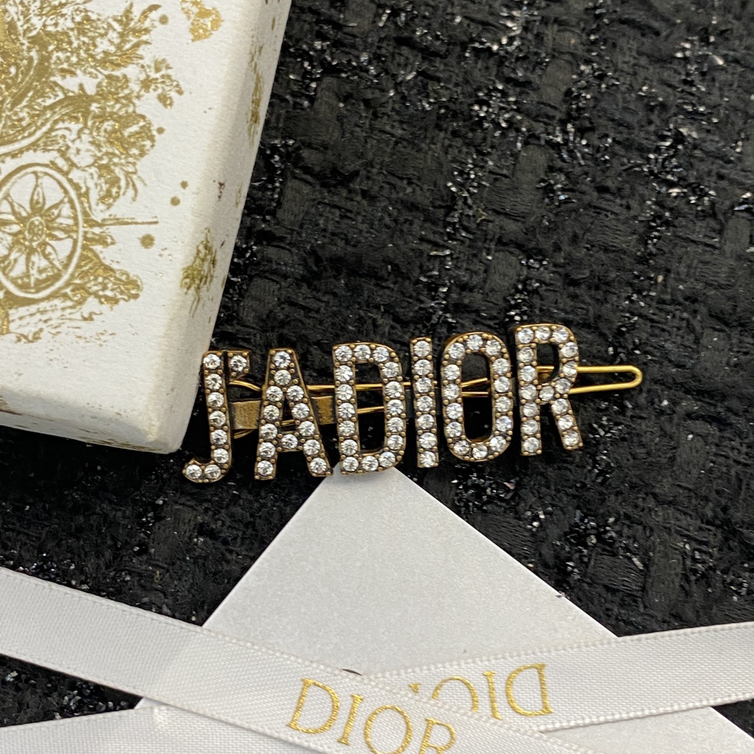 ❤️85包邮/原单代购级别
编码H298  
🛍【Dior迪奥】经典热销款🤑🤑
🛍超火爆的一款发夹🎀
🛍金属质感超佳👍同步专柜‼韩范味道十足🤩各路网红明星同款🤟夏天不想披头散发又想美美的那就别说了必须买买买💰小仙女必备款😉