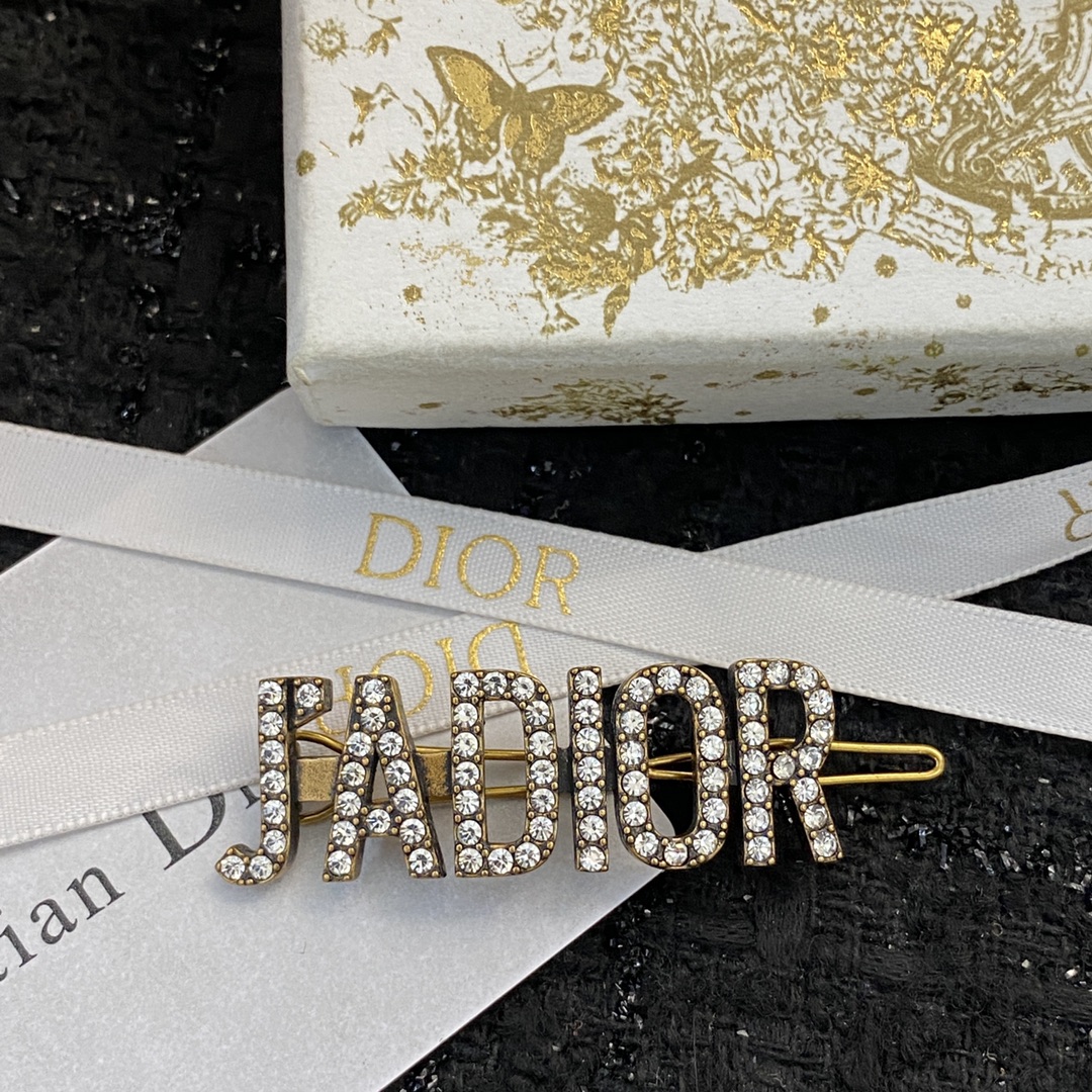 ❤️85包邮/原单代购级别
编码H298  
🛍【Dior迪奥】经典热销款🤑🤑
🛍超火爆的一款发夹🎀
🛍金属质感超佳👍同步专柜‼韩范味道十足🤩各路网红明星同款🤟夏天不想披头散发又想美美的那就别说了必须买买买💰小仙女必备款😉