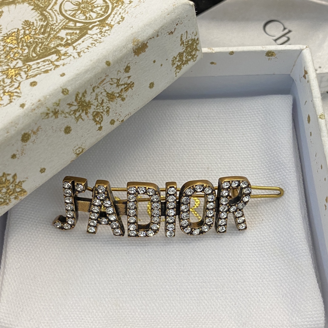 ❤️85包邮/原单代购级别
编码H298  
🛍【Dior迪奥】经典热销款🤑🤑
🛍超火爆的一款发夹🎀
🛍金属质感超佳👍同步专柜‼韩范味道十足🤩各路网红明星同款🤟夏天不想披头散发又想美美的那就别说了必须买买买💰小仙女必备款😉