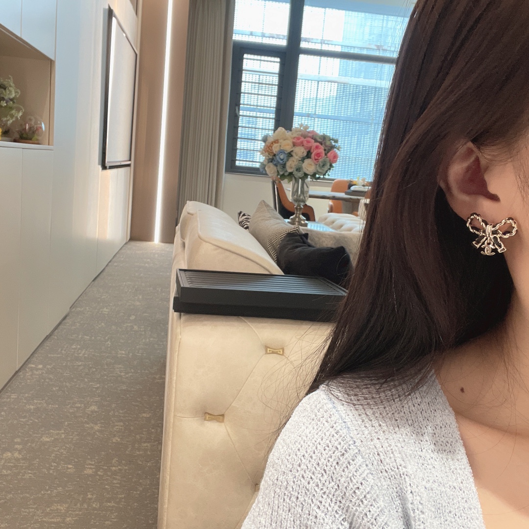 NO:104030,Lambskin bow LOGO earrings Chanel 22A leather chain earrings Salt sweet and versatile items Playful sweet and cute temperament, Chanel earrings, chanel, earrings, sheepskin19860909小羊皮蝴蝶结LOGO耳环 香奈22A皮穿链耳环 盐甜百搭单品 俏皮甜美可爱气质,香奈儿耳钉,chanel,earrings,sheepskin,Jewelry