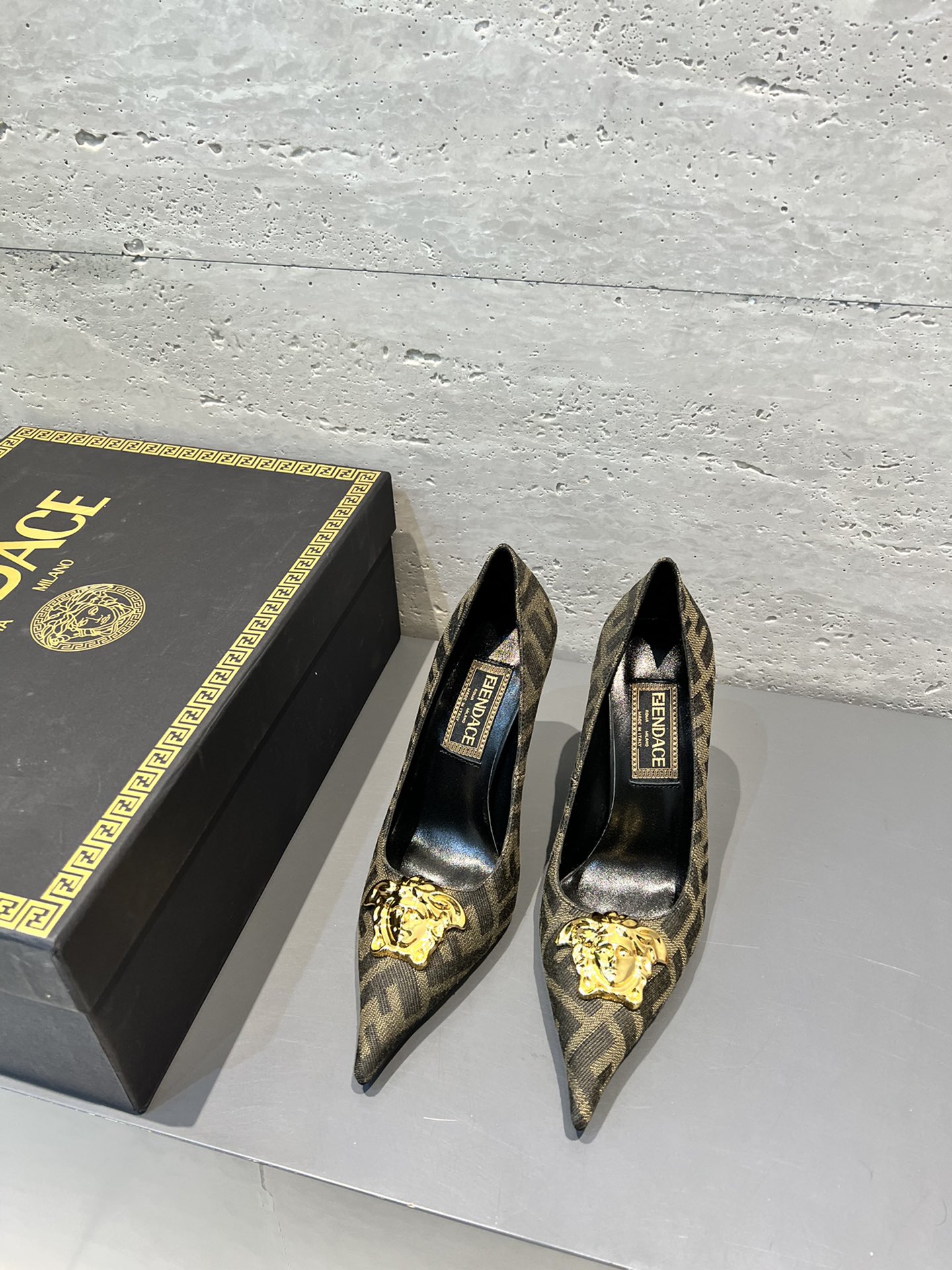 L5 FENDACE Fendi 芬迪 Versace范思哲联名合作款vs 秋季新品爆款瘦腿短靴 高靴靴系列 美杜莎图像与FF老花LOGO巧妙的结合在一起,非常的时尚酷飒,性感洋气原版拆解1:1完美复刻,稍微控制不好纱线柔软度和厚度脚型就很难看,我们也是经过多次调试和经验,才达到最佳效果,鞋型,包裹度,舒适度都是完美,整个鞋面都是原版定制进口原版布料,整体效果常诱人,可以很好的贴合脚踝围度,也不怕穿着会松垮 鞋面:原版定制进口布料 内里:丝绸牛皮 垫脚:丝绸牛皮 鞋底:意大利真皮大底 跟高:10cm 码数:35-3940定做不退换