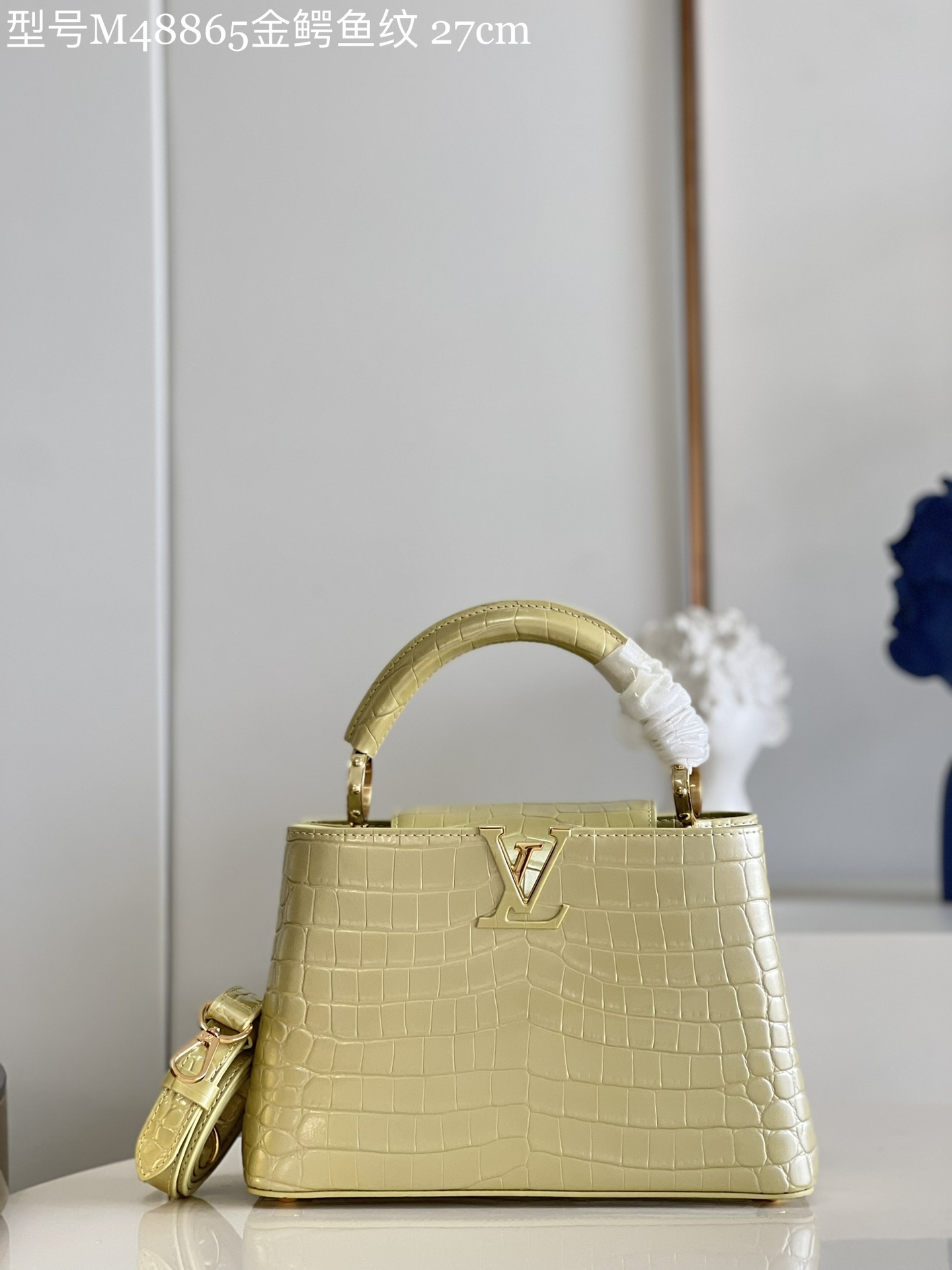 NO:399136,【Exclusive real photo M48865 gold crocodile pattern small】Capucines small handbag is made of crocodile leather, which is polished and shining. Luxurious goatskin lining and shiny metal trim, the unique Capucines cover can be included in the bag, display letter logos, and can be turned outward. Size size: 27 x 18 x 9cm N.,LV【original leather】,louis vuitton, sheepskin,crocodile skin19860909【独家实拍M48865金鳄鱼纹 小号】Capucines 小号 手袋由鳄鱼皮制成,经上光处理,闪耀迷人.奢华的山羊皮衬里与闪闪发光的金属饰件,特有的 Capucines搭盖既可收入包内,展示字母标识,又可外翻.尺寸size:27 x 18 x 9cm N.,LV【原厂皮】,louis vuitton,sheepskin,crocodile skin,Bag
