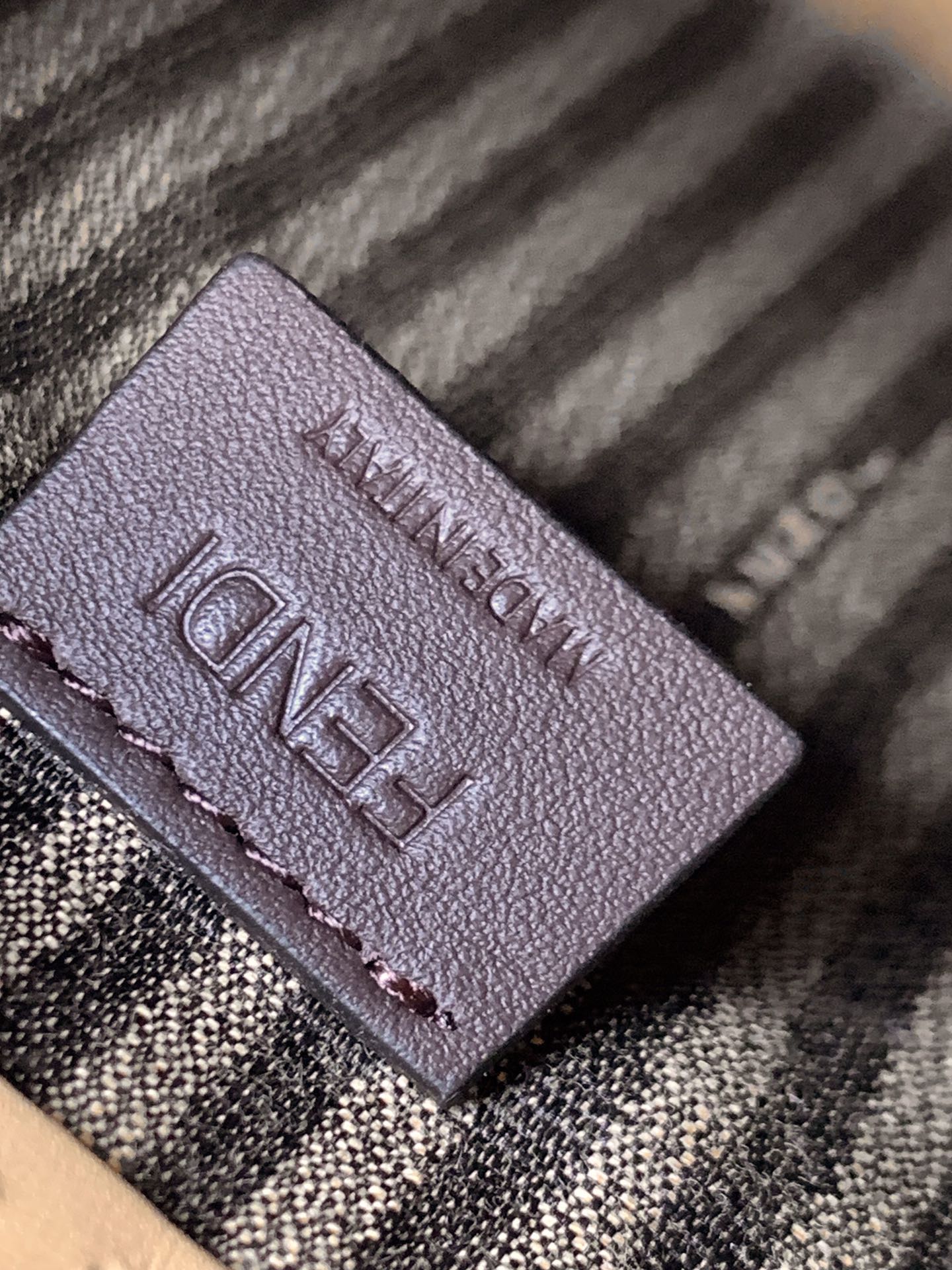 FendiMinisunshineshopper手提包饰有烫印FENDROMA字样和玳瑁色提手配备带衬里