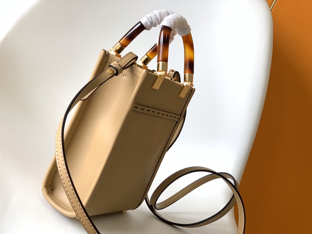 FendiMinisunshineshopper手提包饰有烫印FENDROMA字样和玳瑁色提手配备带衬里