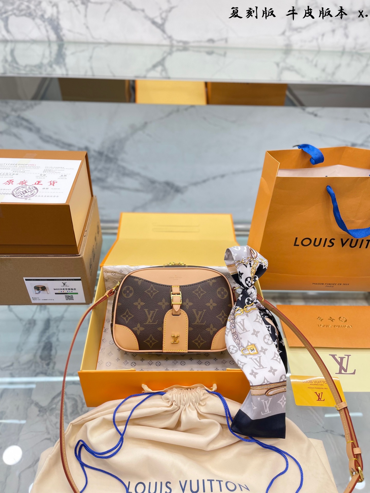 J5 原版牛皮   Louis Vuitton 路易威登 LV  DEAUVILLE相机包 密封折叠礼盒 原单牛皮 FAVORITE 中号手袋这款Favorite 中号手袋以Monogram 帆布制成，可手拿，肩背两用。配有可拆卸式肩带和金属链条。平日携带，典雅高贵。尺寸24 15cm