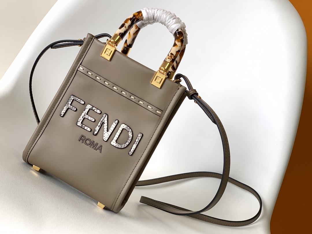 FendiMinisunshineshopper手提包饰有烫印FENDROMA字样配备带衬里内部隔层采用