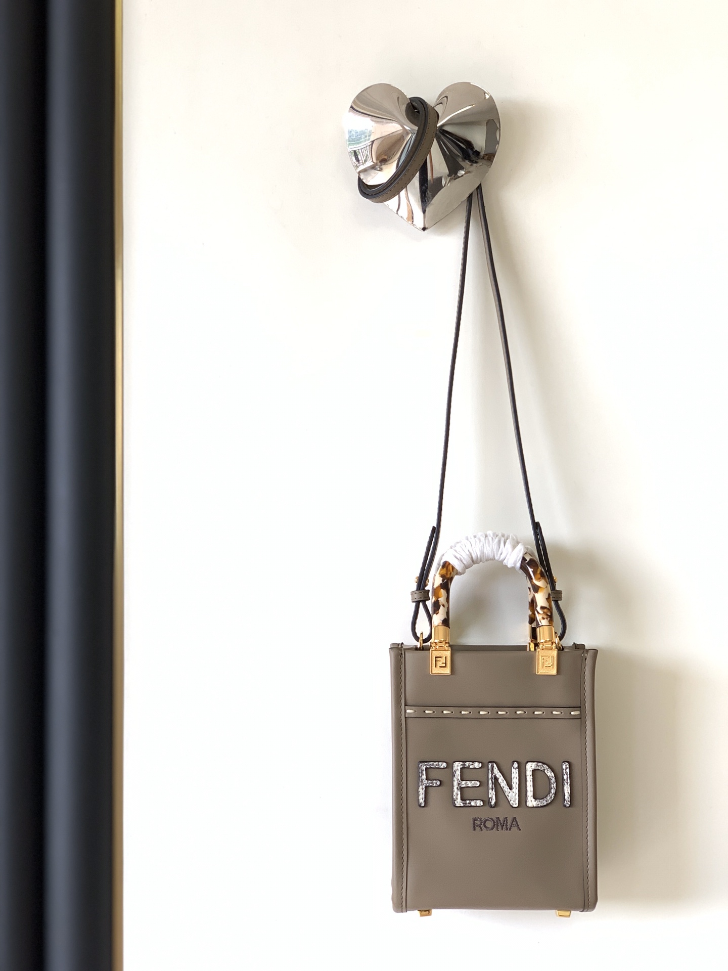 FendiMinisunshineshopper手提包饰有烫印FENDROMA字样配备带衬里内部隔层采用