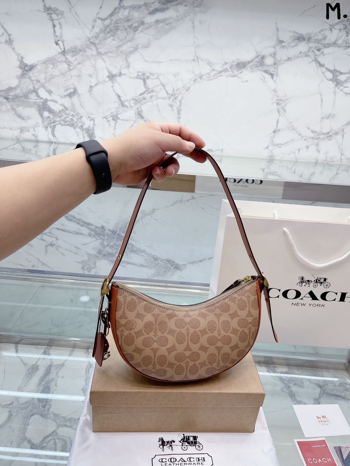 J5  Coach 蔻驰  Luna半月包  Coach 蔻驰  8月来啦 半月包真的太太太流行了 非常 富有时尚气息 是打造当下复古风潮造型的超流行单品 今年最最最火爆腋下包款 尺寸 25 13cm