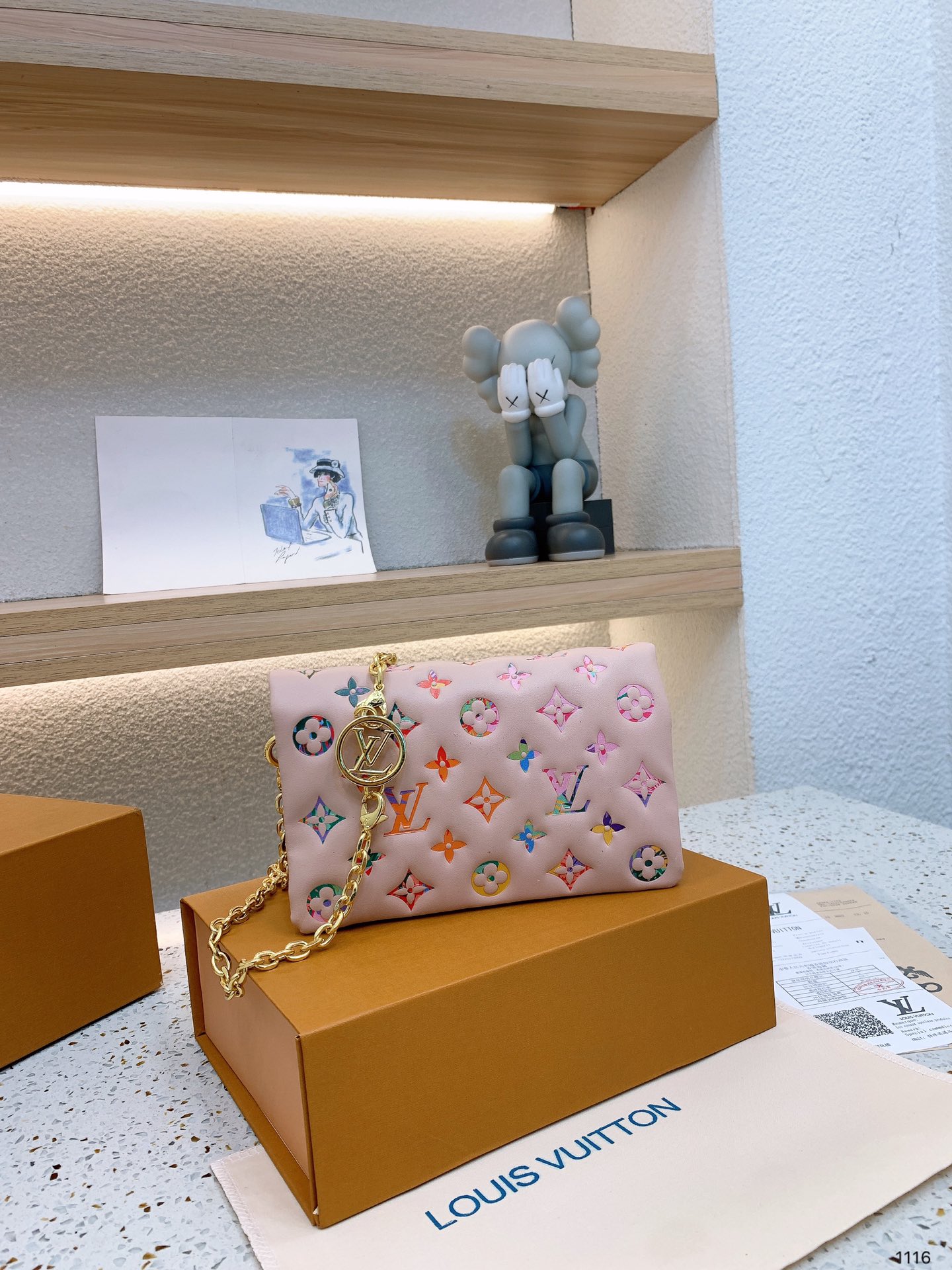 J5 春夏走秀目测又是下一个女明星，时尚博主必备单品， Louis Vuitton 路易威登 LV 独有的亮金色金属，抓眼球效果非常到位，肩带可拆卸变成手包，妥妥的凹造型尺寸：20 14″},”is_added”:false,”formats”:,”increasePriceConfig”:{“itemPriceConfig”:0},”isTop”:0,”colors”:,”videoURL”:”