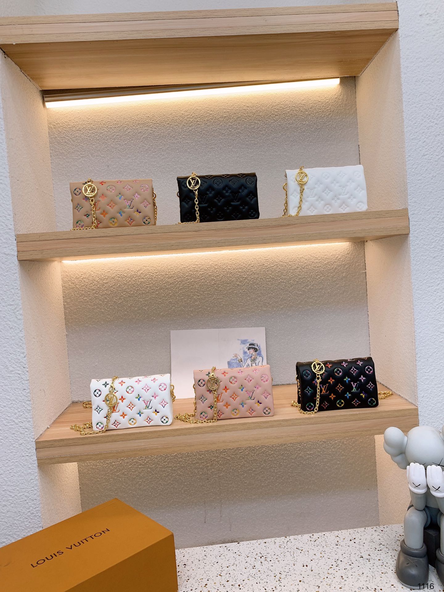 J5 春夏走秀目测又是下一个女明星，时尚博主必备单品， Louis Vuitton 路易威登 LV 独有的亮金色金属，抓眼球效果非常到位，肩带可拆卸变成手包，妥妥的凹造型尺寸：20 14