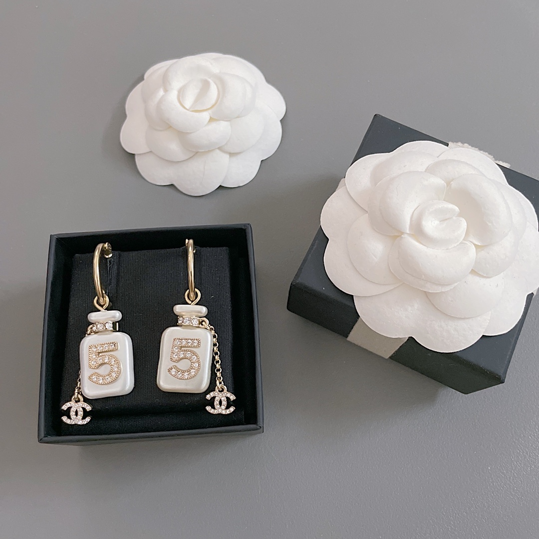 NO:881394,88180【Fragrant White Fat Bottle Ear Hooks】Z!  Wow, the chubby perfume bottle is so beautiful!  The most beautiful and hottest series this season!  Super fairy and super smart!  The very classic N°5 perfume elements, the embellishment of Swarovski diamonds, and the perfume bottle element are really the classic among classics!  Simple and elegant, and very attractive!  The bottle is made of white Swarovski pearls with a bit of pearlescent light, creating a soft, waxy, warm and pure feeling, white and gentle!  It is low-key but has a hint of bright spot. Wear it, you must be a sparkling and lovely little fairy!  Simply beautiful to new heights!  An artifact that instantly captures people's hearts!  The same necklace, bracelet, necklace and earrings are newly released at the same time. You must buy a set. It is a perfect combination!  No matter how poor you are, you still have to buy the series!  ,,necklace,bracelet,Cardia high-end jewelry1986090988180【香白胖瓶耳钩】Z ！哇塞塞,胖嘟嘟香水瓶真的太美太美了！本季度最美最火系列！超仙超灵动！非常经典的N°5香水元素,施华洛钻的点缀,香水瓶元素真的是经典中的经典！简洁大方,而且非常耐看！瓶子是带点珠光的白色施华洛珍珠材质,营造出一种软糯糯温暖纯欲的感觉,显白又温柔！低调中却隐约戴着一丝的亮点戴上它,你一定是闪闪惹人爱的小仙女！简直美出新高度！瞬间俘获人心的神器！同款项圈手链项链耳钉同步上新,必须一套购入,绝美炸街组合！再穷也要买系列！,,necklace,bracelet,卡迪亚高端饰品,Jewelry