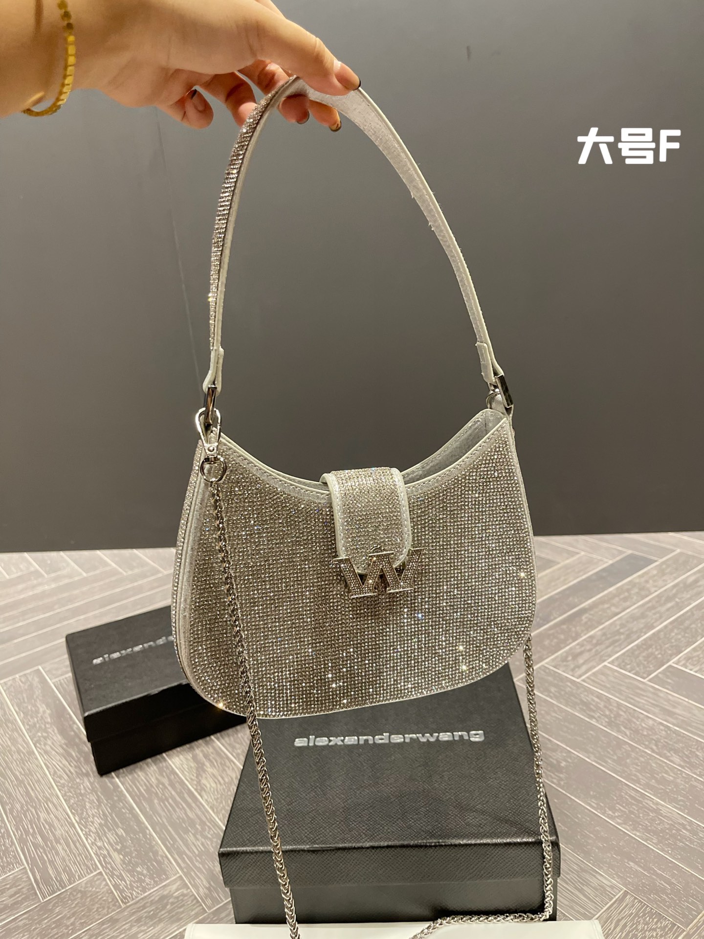 J5 大号 颜值爆表\t大王Wlegacy水钻流浪包 亚历山大王的WLEGACY系列手袋家族又有新成员啦!全新WLEGACY腋下包颜值完全不输WLEGACY一直都是大王家的热门抢手系列，设计为结构式流浪包，可以当做腋下包，结合大王经典水钻logo，充满了不一样的帅气感，更是甜酷辣妹的穿搭必备。尺寸20