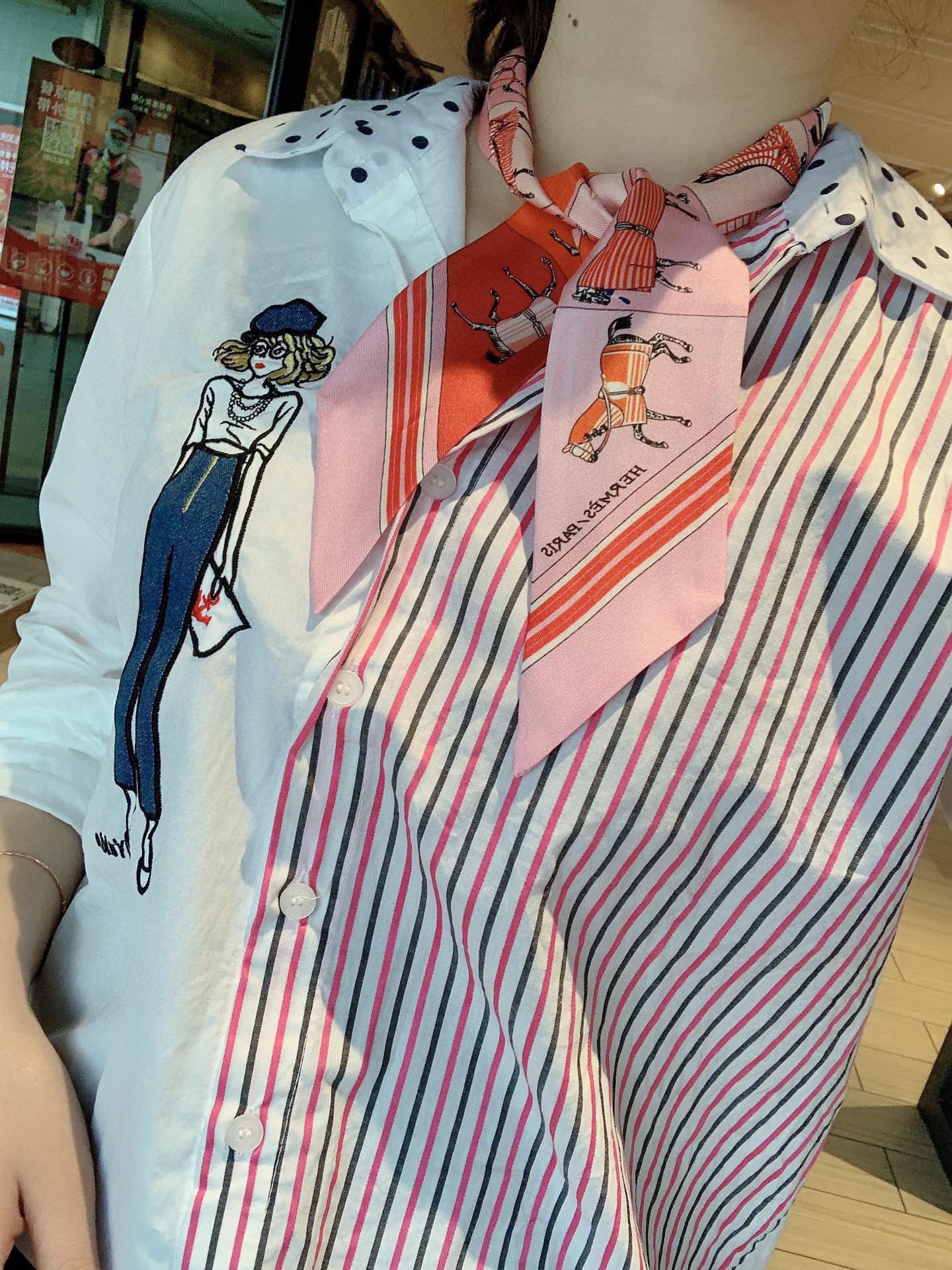 配包装 爆款Hermes 爱玛仕 斜纹真丝%桑蚕丝.这款H必备配饰可以多种方式佩戴,与任何服饰皆搭配得宜.无论系绕颈间,或作为腰带、束发带及头巾佩戴,皆赏心悦目.