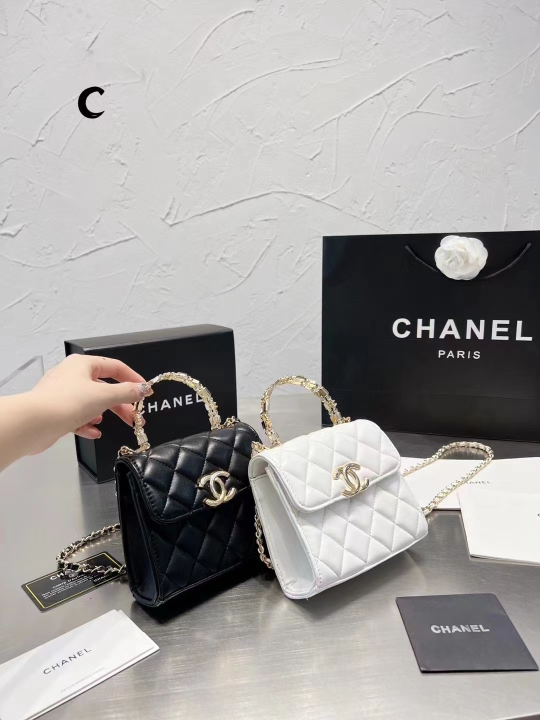 J5 Chanel 2022珐琅链条包实物真是讨喜“3\” 包包虽然小但是细节好精致 的耐磨耐用 银色链条中性有点飒飒的 手提珐琅彩logo非常特别@ 14*11cm 配折叠礼盒
