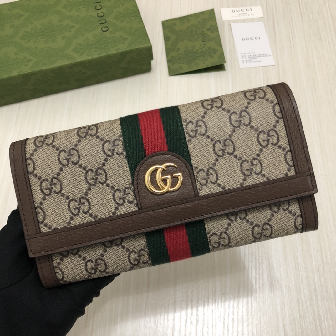 于1970年代开始使用的GG标识，由始于1930年代的早期Gucci钻石菱格纹演化而来。这款长款钱包将标