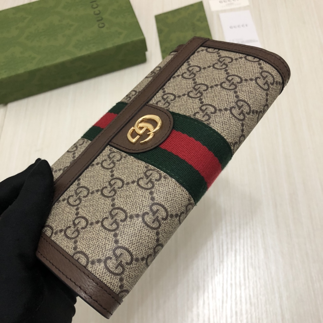 于1970年代开始使用的GG标识，由始于1930年代的早期Gucci钻石菱格纹演化而来。这款长款钱包将标