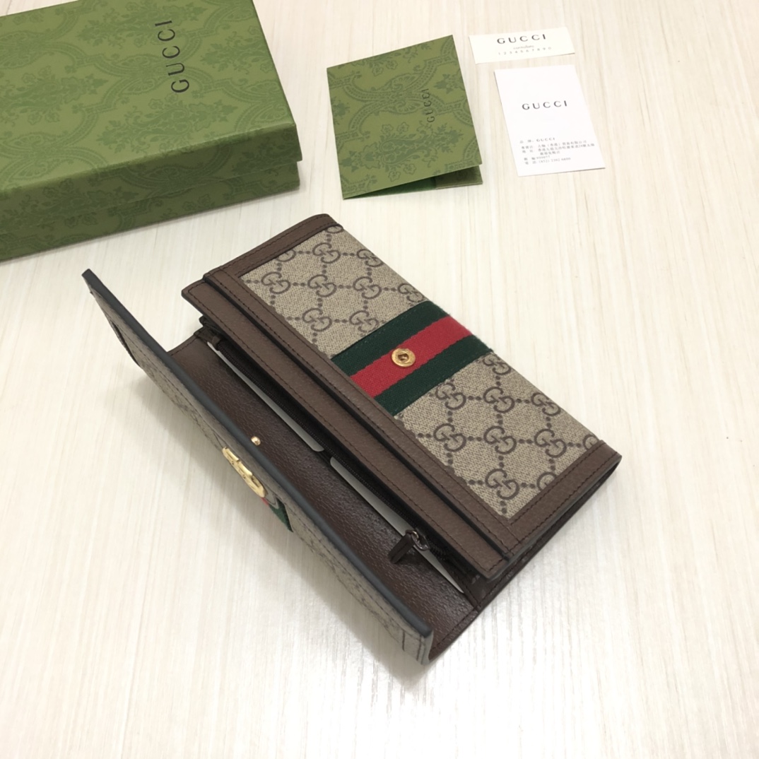 于1970年代开始使用的GG标识，由始于1930年代的早期Gucci钻石菱格纹演化而来。这款长款钱包将标