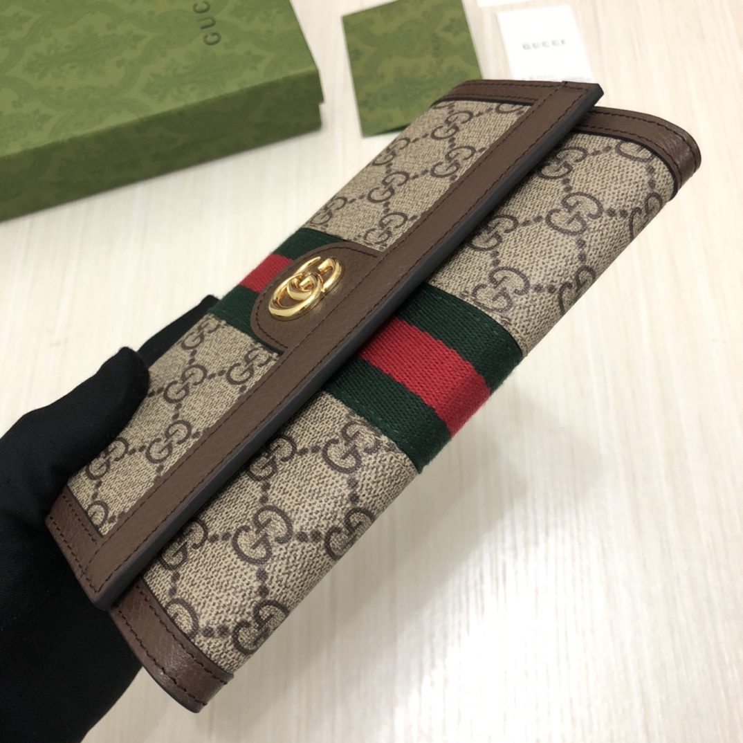于1970年代开始使用的GG标识，由始于1930年代的早期Gucci钻石菱格纹演化而来。这款长款钱包将标