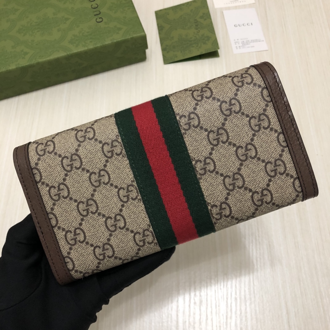 于1970年代开始使用的GG标识，由始于1930年代的早期Gucci钻石菱格纹演化而来。这款长款钱包将标