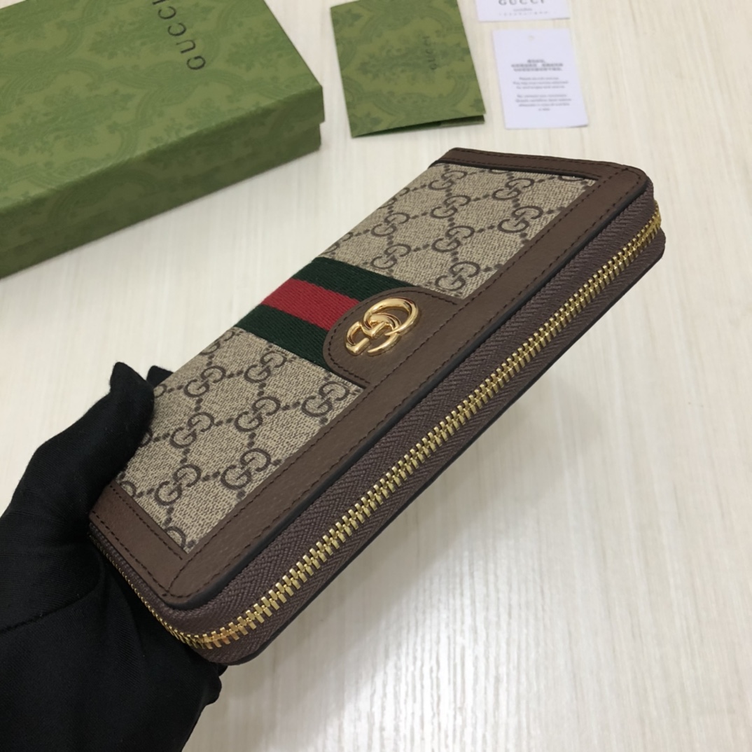 于1970年代开始使用的GG标识，由始于1930年代的早期Gucci钻石菱格纹演化而来。这款长款钱包将标