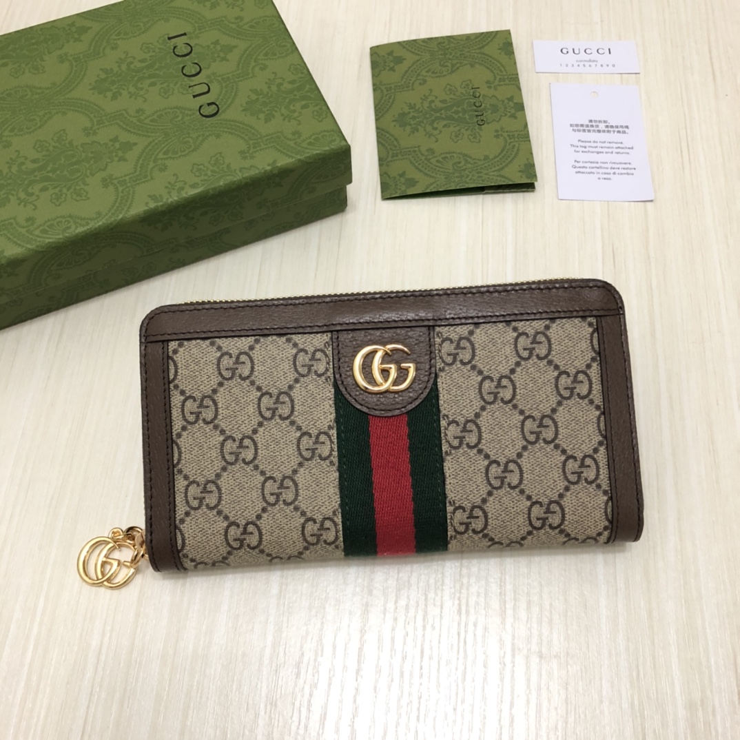 于1970年代开始使用的GG标识，由始于1930年代的早期Gucci钻石菱格纹演化而来。这款长款钱包将标