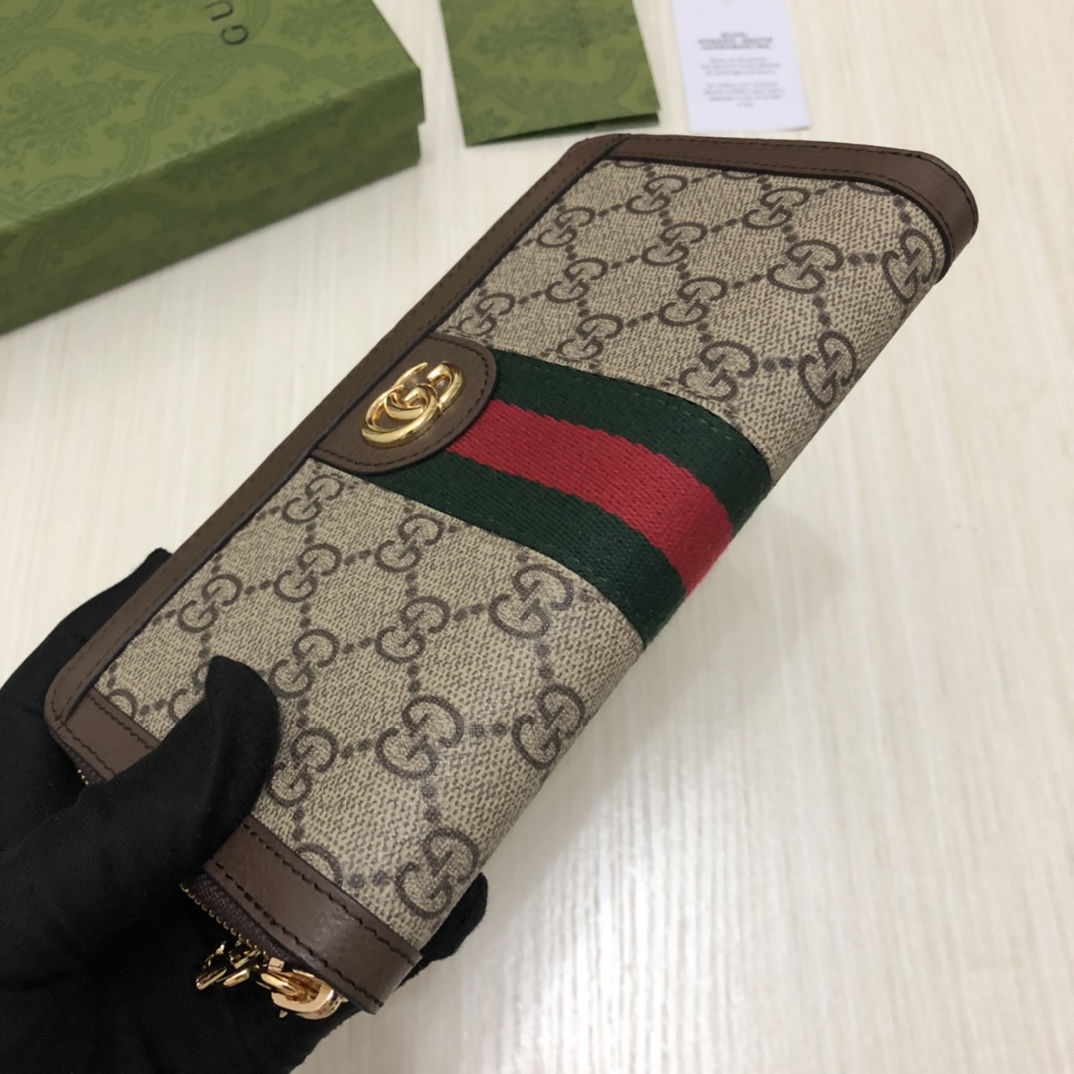 于1970年代开始使用的GG标识，由始于1930年代的早期Gucci钻石菱格纹演化而来。这款长款钱包将标