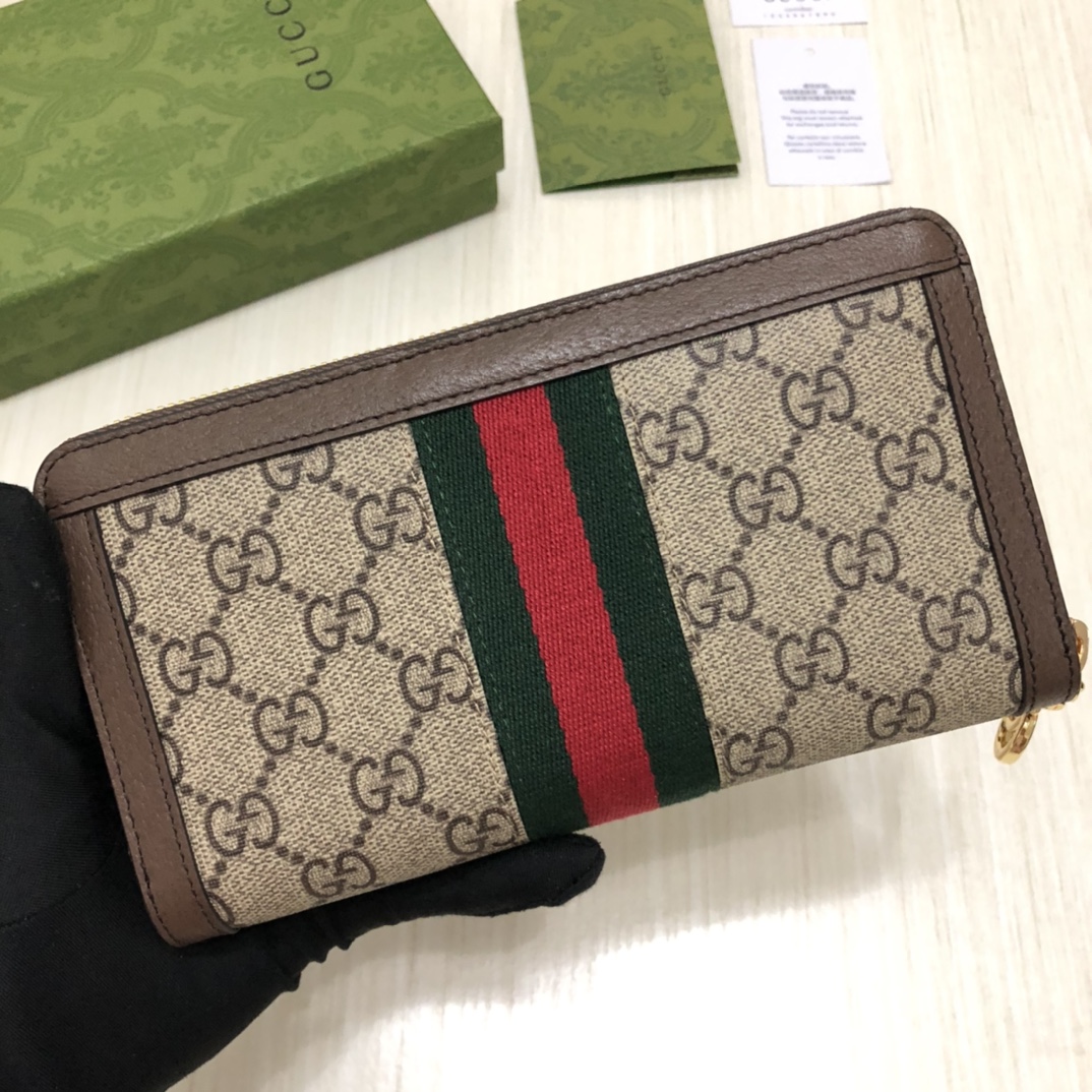 于1970年代开始使用的GG标识，由始于1930年代的早期Gucci钻石菱格纹演化而来。这款长款钱包将标