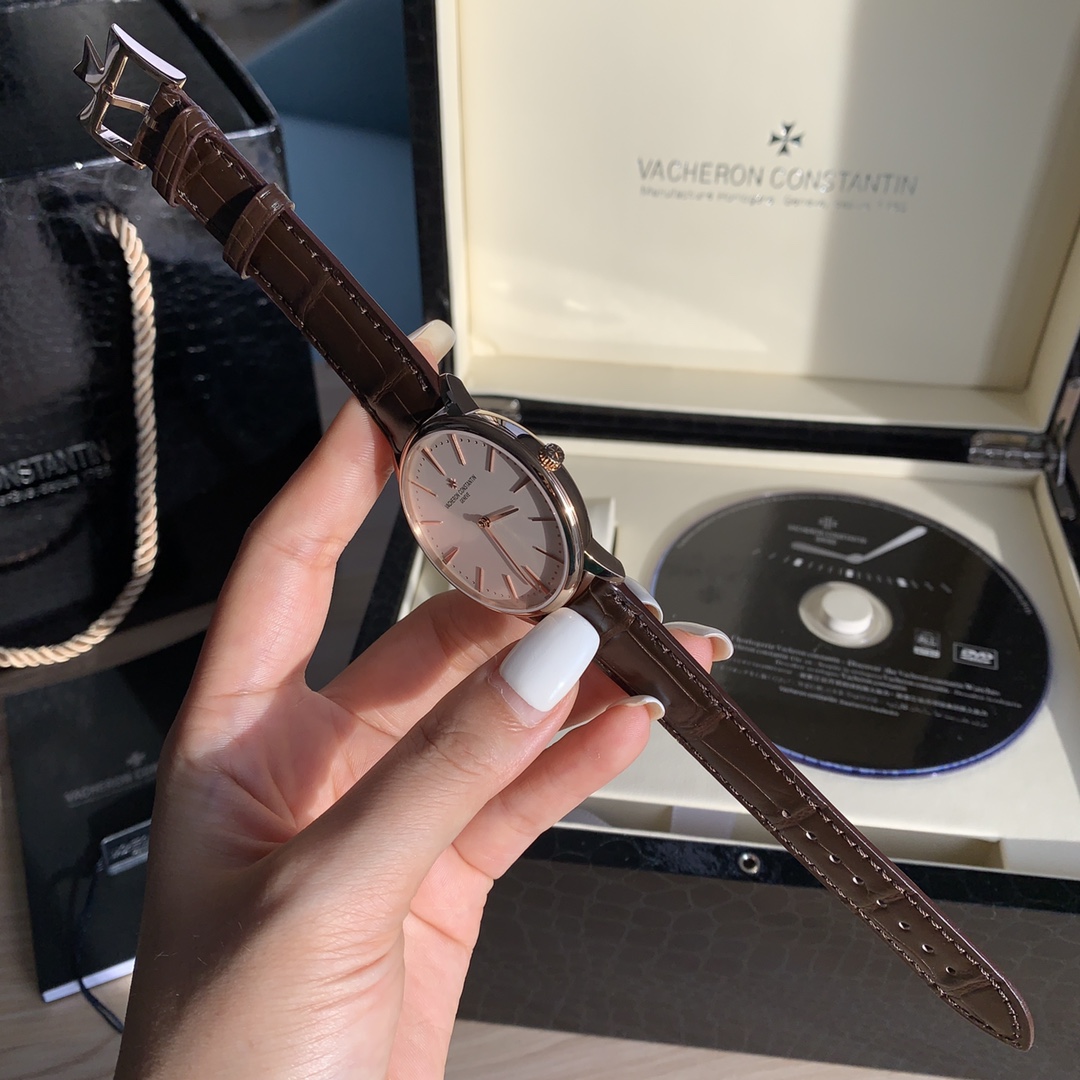 批42OO💰
这款超薄江诗丹顿难得的正装手表,整个表盘非常的简单大方,没有任何装饰,儒雅风度的男人首选简到极致的双针设计,细看表针与装饰,清爽简洁。40MM表盘尺寸大小适中极薄款,不到9毫米,戴起来非常舒服,没有丝毫的碍事感,防水30米,其纯白色盘面使用极简两针,表壳采用316精钢表壳永不变型,外层采用18K真金工艺,表镜采用蓝宝石玻璃。透过蓝宝石水晶表底盖可清晰观赏到机芯契合,镌刻的日内瓦印记更突显其不凡特质。
机芯采用SW300雕花机,28800频率储蓄让你动力无限,表带采用手钉制纯手工制作密西西比鳄鱼皮,图纹以850铂金线人工缝制而成,绝非广州货可以媲美的,稀缺资源媲美专柜!数量仅仅80只,速度速度!
这枚低调精致的江斯丹顿超薄表品相极好,值得收藏与日常佩戴使用!