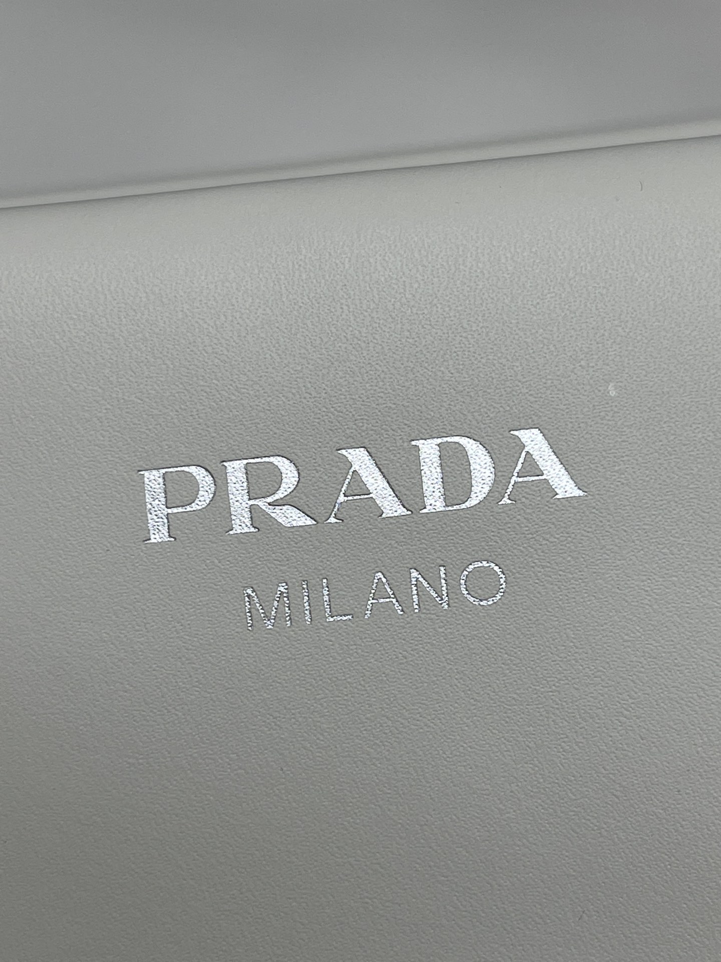 Pure original special offer 700 Pradas new product is flawless, cleared and repaired, dont hesitate to take a fancy, the original nappa calfskin