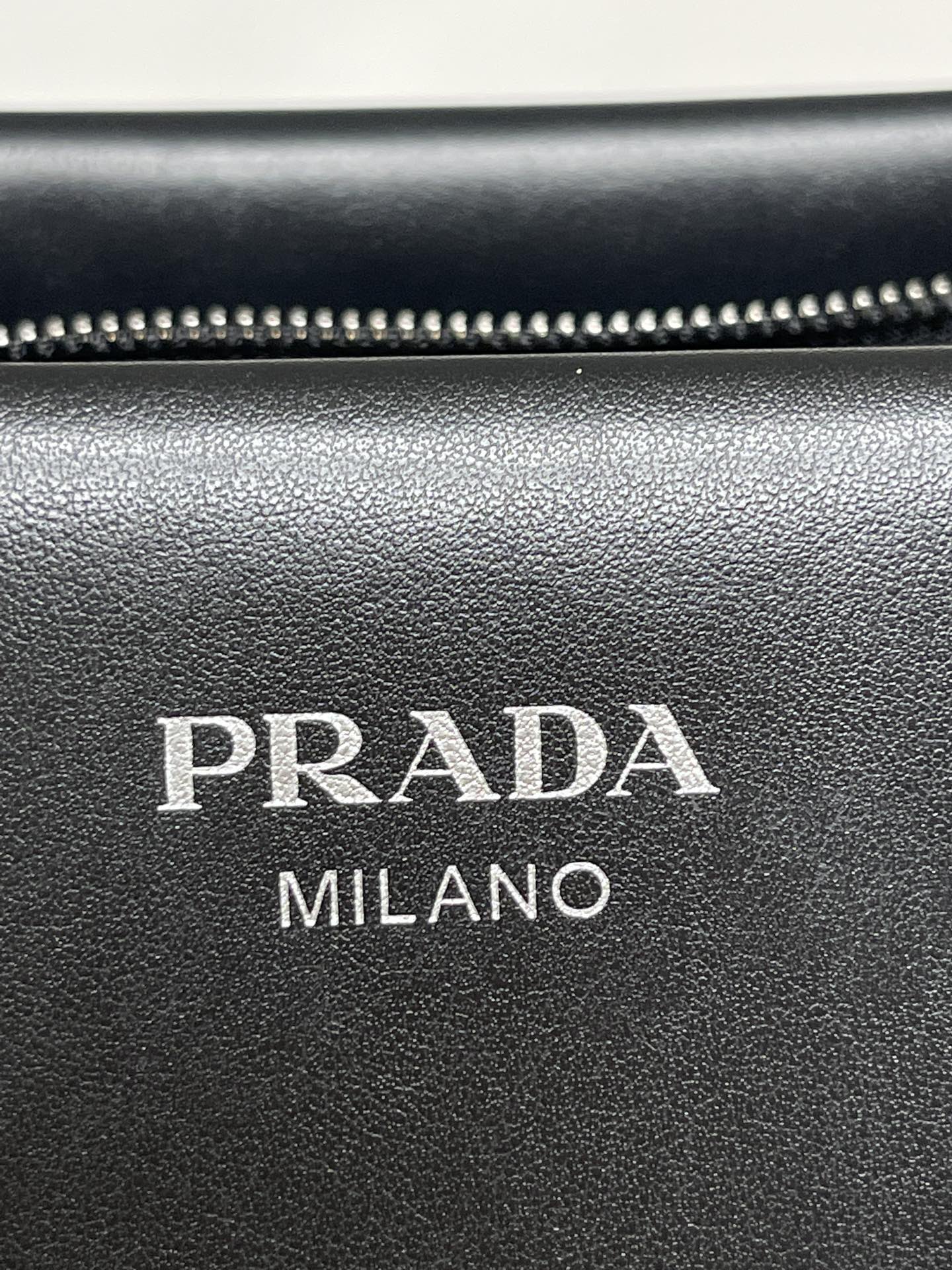 Pure original special offer 700 Pradas new product is flawless, cleared and repaired, dont hesitate to take a fancy, the original nappa calfskin