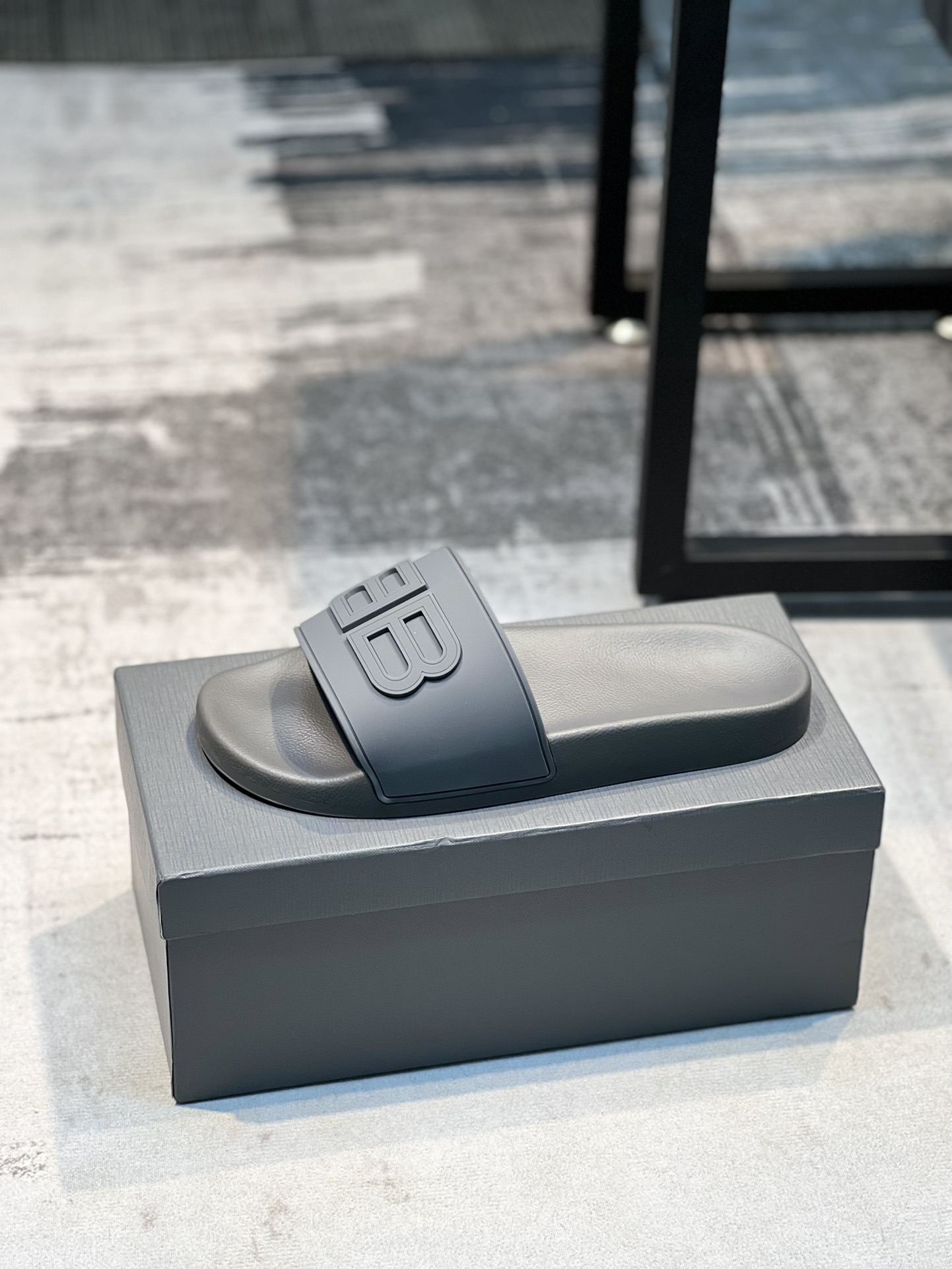 H0 巴黎世家 情侣款～专柜同步 男女拖鞋，休闲宽松舒适型。上图片必爆款