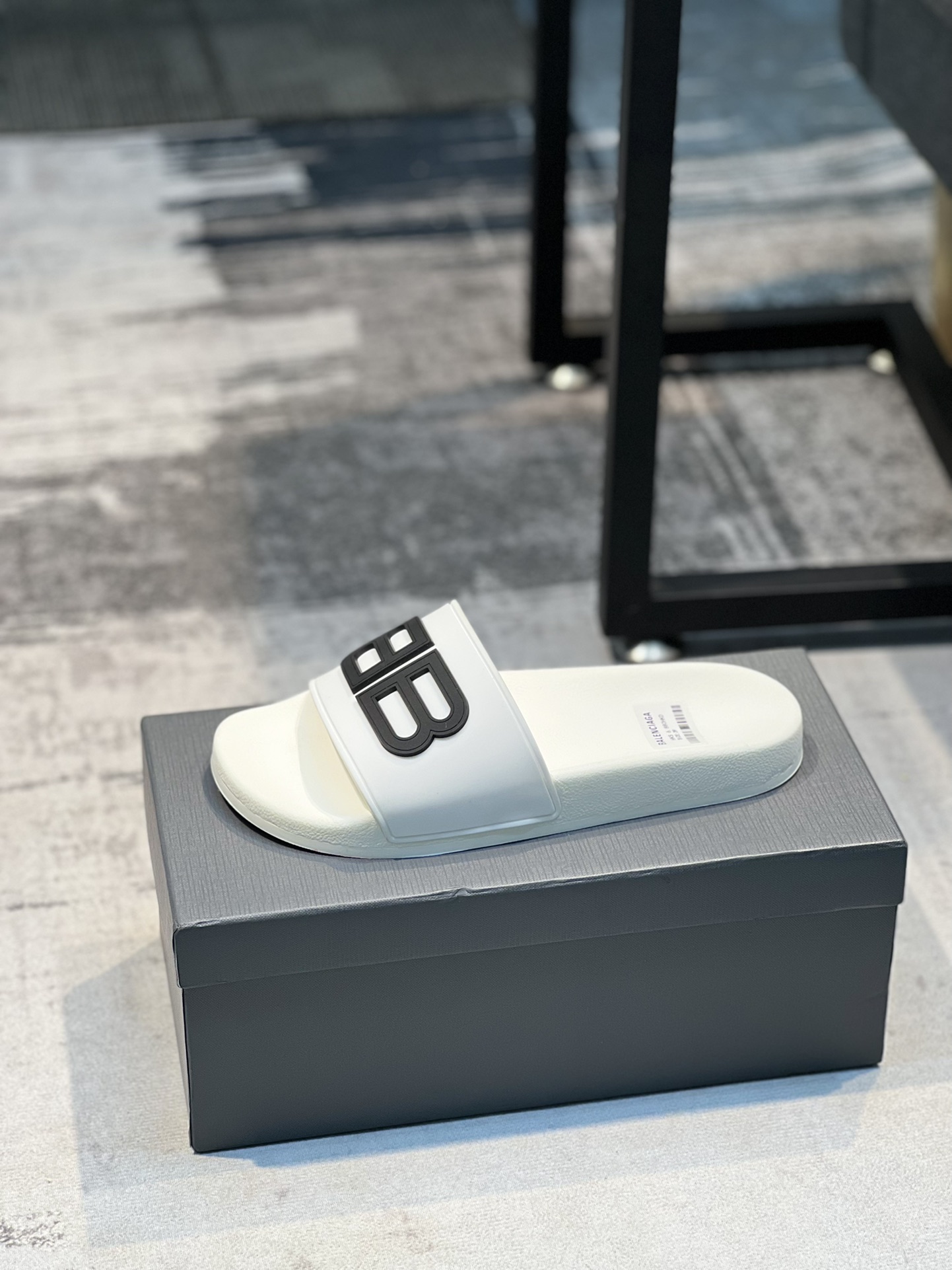 H0 巴黎世家 情侣款～专柜同步 男女拖鞋，休闲宽松舒适型。上图片必爆款