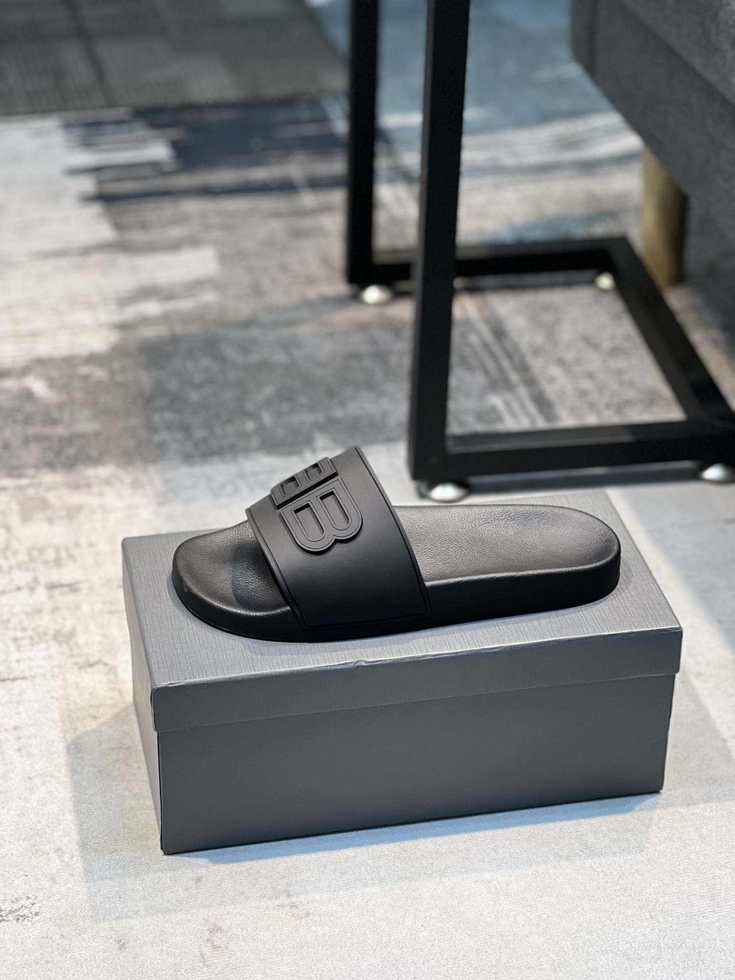 H0 巴黎世家 情侣款～专柜同步 男女拖鞋，休闲宽松舒适型。上图片必爆款