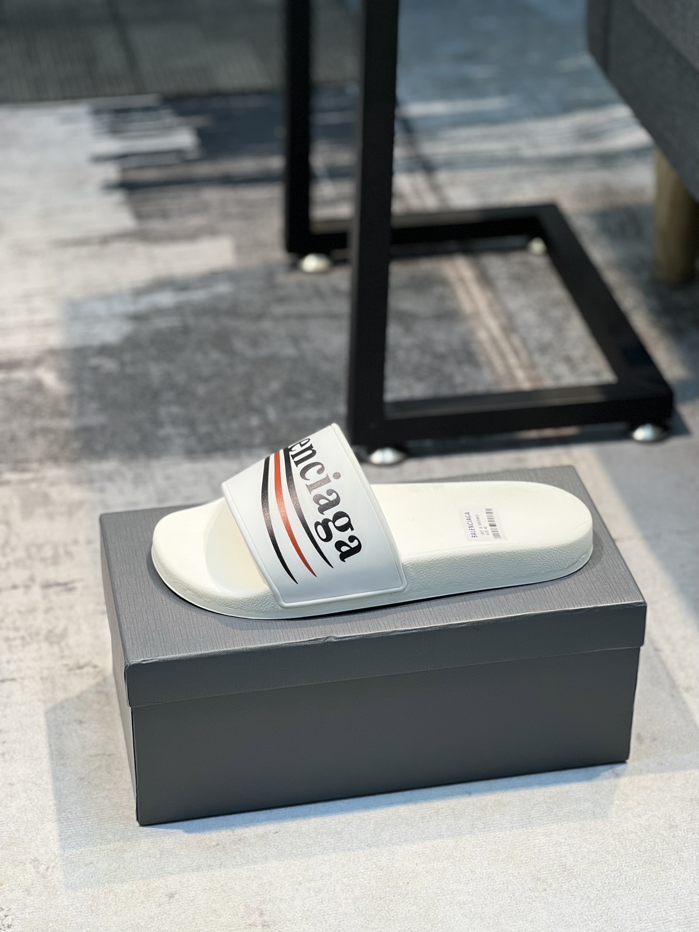 H0 巴黎世家 情侣款～专柜同步 男女拖鞋，休闲宽松舒适型。上图片必爆款