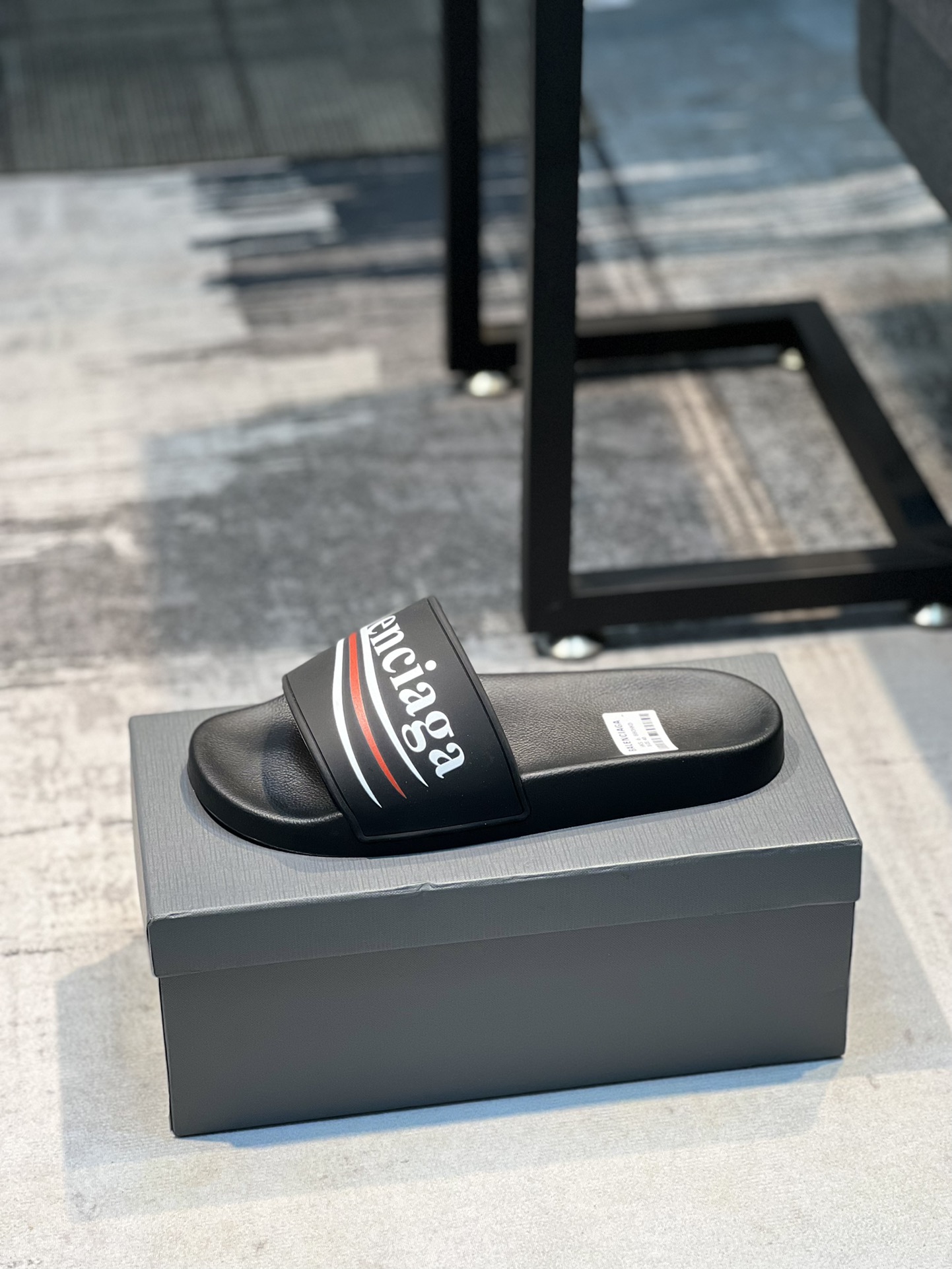 H0 巴黎世家 情侣款～专柜同步 男女拖鞋，休闲宽松舒适型。上图片必爆款