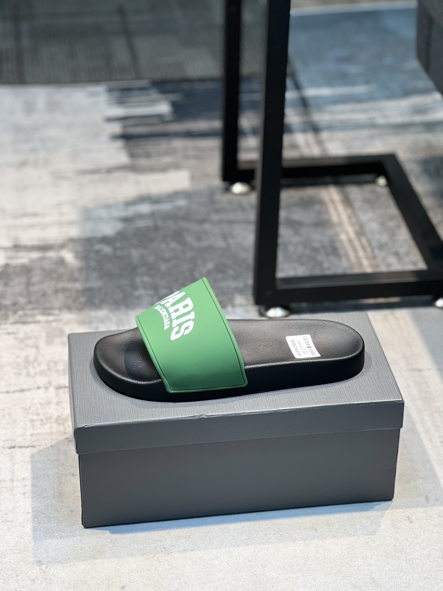 H0 巴黎世家 情侣款～专柜同步 男女拖鞋，休闲宽松舒适型。上图片必爆款