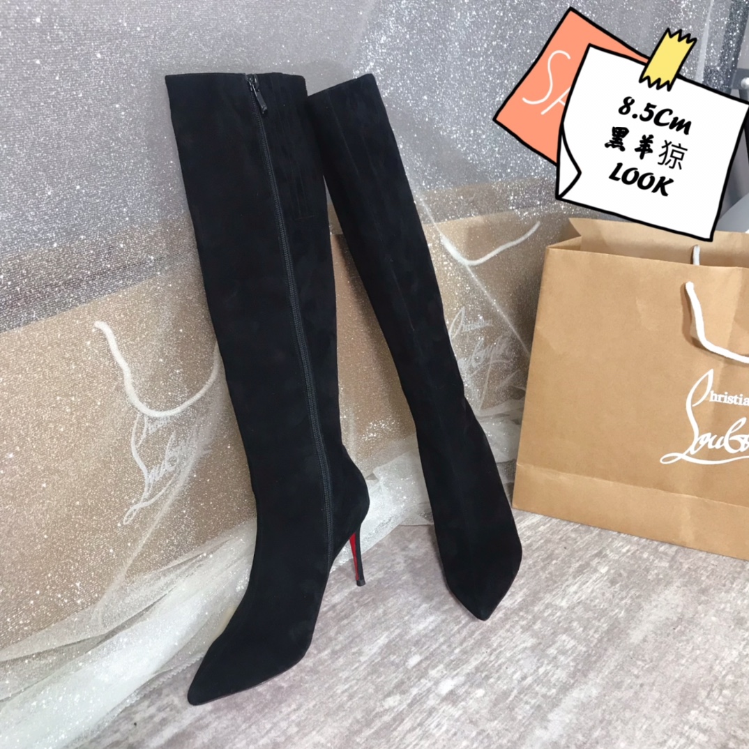 NO:337034,High-end customized autumn and winter boot series!  H8.5Cm, size 35-42. Private mold trademark zipper, X39-003 black sheep leather. 16-inch long boots official website synchronization Standard European code Reference: X39-003 Color: black Material:veau velours Lining:goat leather Heel height:8.5Cm Sole:leather sole Size:EUR 35-42 (US 4-11):,,christian louboutin,boots,sheep19860909高端订制 秋冬靴系列！ H8.5Cm,尺码35-42码.私模商标拉链,X39－003黑羊猄皮.16寸长靴官网同步 标准欧码 Reference:X39－003 Color:black Material:veau velours Lining:goat leather Heel heigh:8.5Cm Sole:leather sole Size:EUR 35－42（US 4一11) :,,christian louboutin,boots,sheep,Women's Shoes