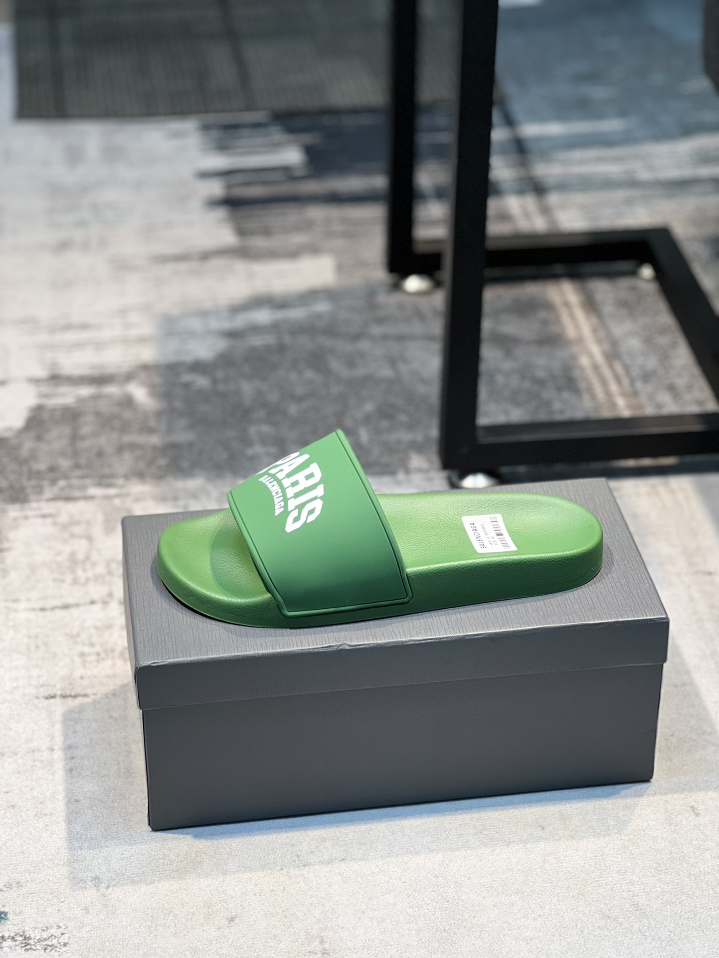 H0 巴黎世家 情侣款～专柜同步 男女拖鞋，休闲宽松舒适型。上图片必爆款