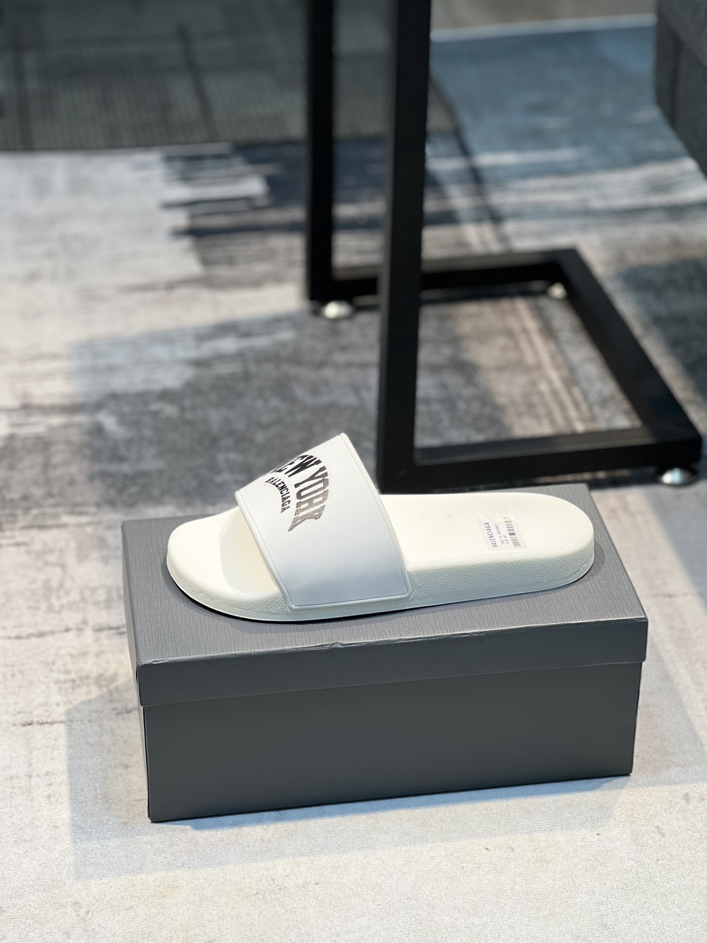 H0 巴黎世家 情侣款～专柜同步 男女拖鞋，休闲宽松舒适型。上图片必爆款