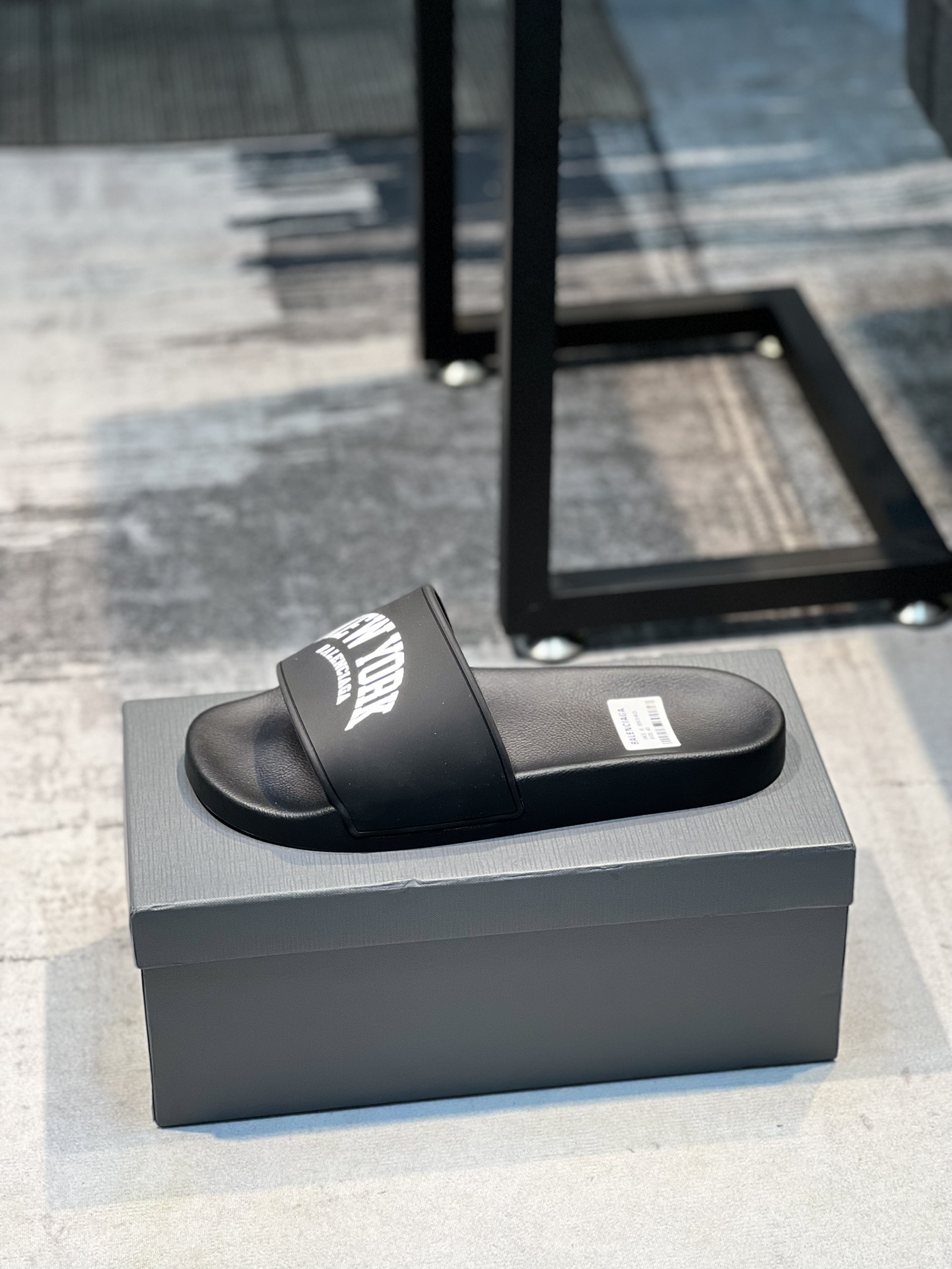 H0 巴黎世家 情侣款～专柜同步 男女拖鞋，休闲宽松舒适型。上图片必爆款