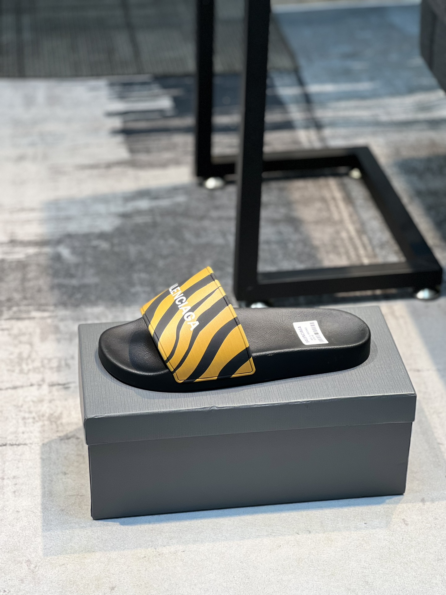 H0 巴黎世家 情侣款～专柜同步 男女拖鞋，休闲宽松舒适型。上图片必爆款