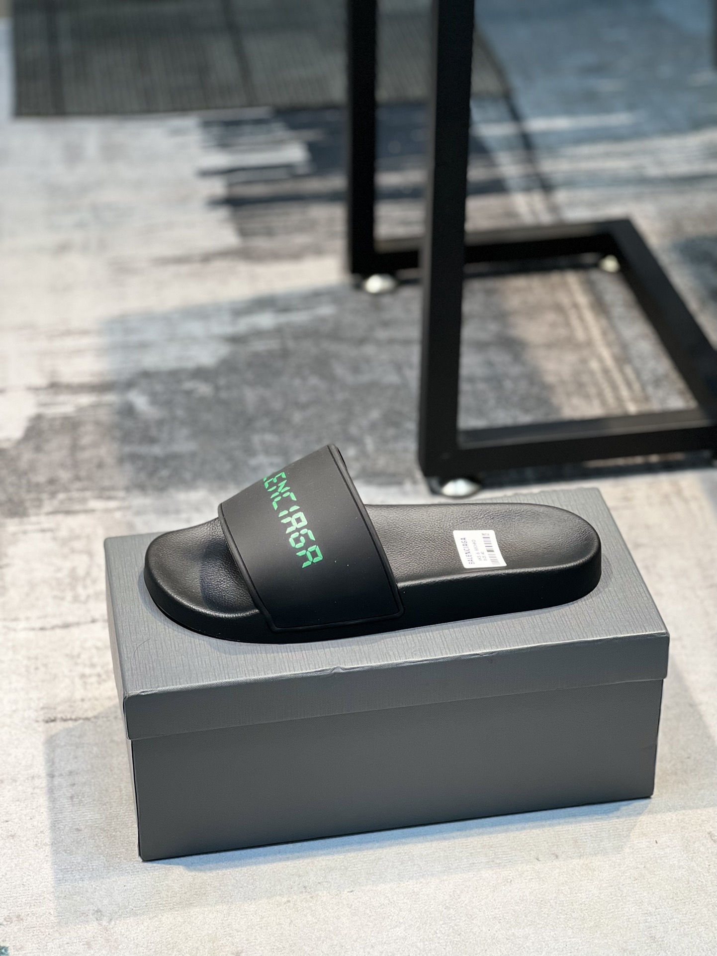 H0 巴黎世家 情侣款～专柜同步 男女拖鞋，休闲宽松舒适型。上图片必爆款