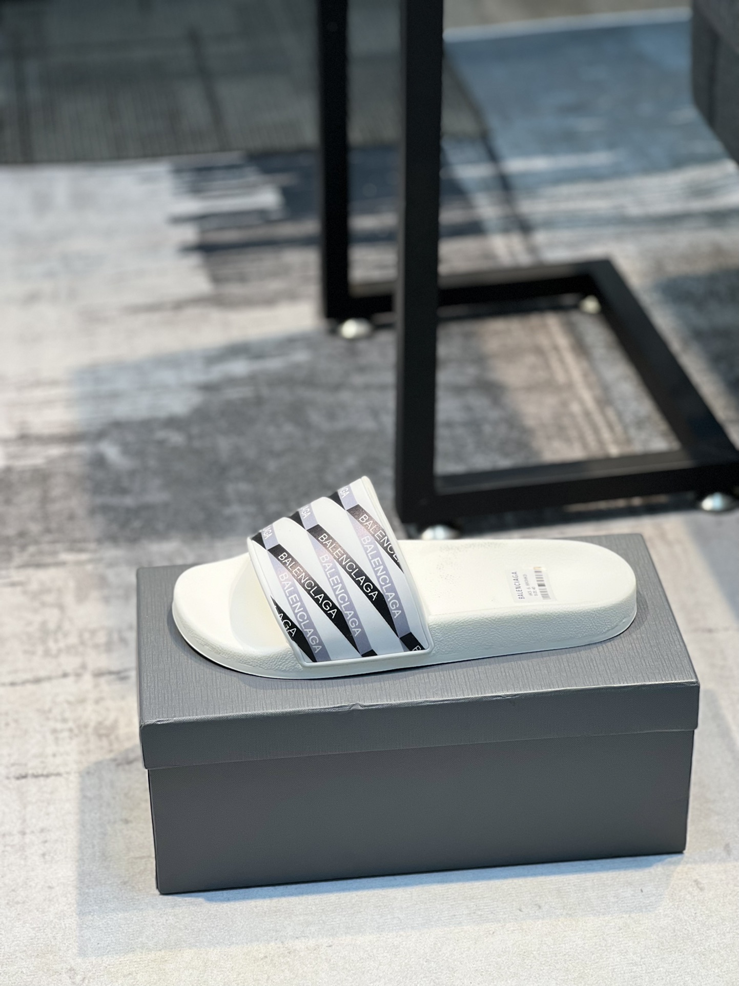 H0 巴黎世家 情侣款～专柜同步 男女拖鞋，休闲宽松舒适型。上图片必爆款